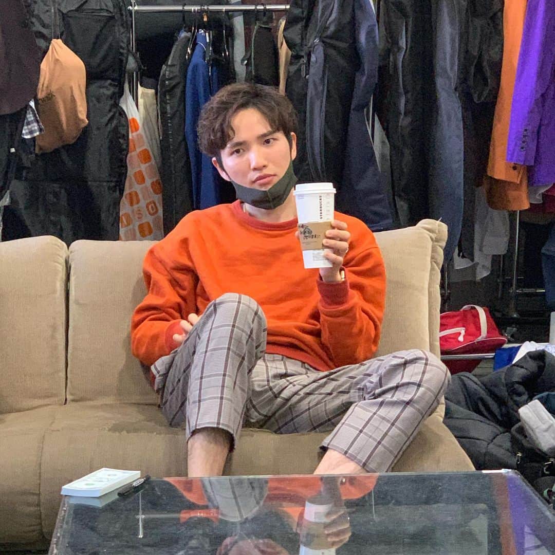 池田真一のインスタグラム：「ホットのベンティ飲んでる人初めて見たかも！ こんなに綺麗なダブルピースする芸人久々に見たかも！」