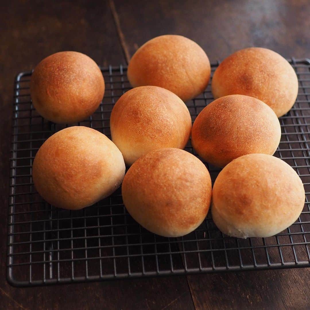 Rocoのインスタグラム：「01.09 #パラダイス酵母 をいただいたので、丸パンを作ってみた。まだまだ改善点はあるけどおうちで食べる分には美味しく出来た✨  #rocoおやつ#パナソニックビストロ」