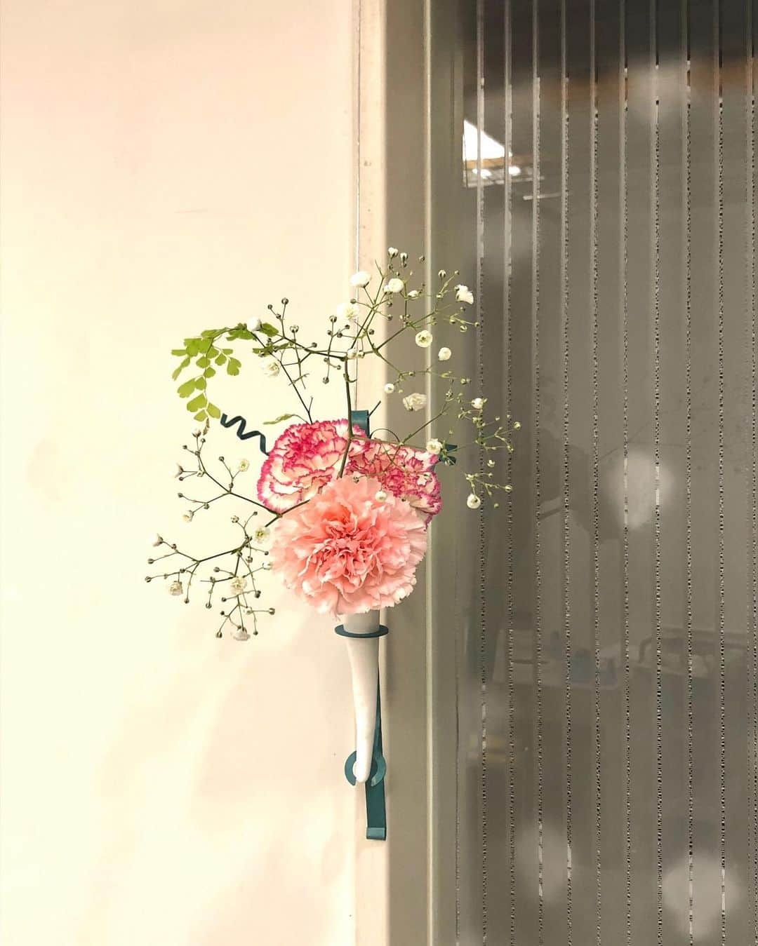 いけばな池坊さんのインスタグラム写真 - (いけばな池坊Instagram)「＊﻿ 【暮らしの花／Flower of Daily Life／生活之花】﻿ ﻿ 1月9日／9th January﻿ ﻿ 赤いフチのカーネーションをいけてみました。﻿ 壁にかけても、良いですね！﻿ The ikebana arrangement of red carnations. It is also good to hang the ikebana on the wall!﻿ 紅色康乃馨的插花。掛在牆上也不錯！﻿ ﻿ 花材：カーネーション、かすみ草、アジアンタム﻿ carnation, baby’s breath, maidenhair fern﻿ 康乃馨，滿天星，鐵線蕨﻿ ﻿ 壁に、いけばな！👀﻿ 一気にお部屋が明るくなります🌸﻿ ﻿ ﻿ #花をいけようキャンペーン #花をいけよう #暮らしの花﻿ #暮らしに花を #暮らしを楽しむ #季節を感じる #生活を整える #お家時間  #お家で過ごそう #おうち時間を楽しむ #花の力 #三連休 #子供と一緒に #簡単 #お家で﻿ #壁面飾り  #池坊 #いけばな #いけばな池坊 #華道﻿ #ikenobo #ikebana #kyoto #japaneseculture #floweroflife #ikebanaforpraying﻿ #1月の花 #カーネーション #かすみ草 #アジアンタム」1月9日 16時57分 - ikenobo550