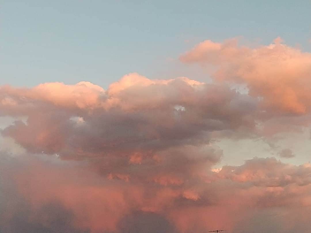 春山恵理のインスタグラム：「赤い雲に、紫がかった雲。 夕方はいつもバタバタで空をみる時間がないけど、今日は久しぶりに夕空を眺めてみたら、色んな色の雲が見られました。 火曜日は関東南部も雪⛄️かな？  #イマソラ #いまそらぐらむ #夕空  #赤い雲  #紫の雲 #雲が好き #雲が好きな人と繋がりたい  #空が好き #空が好きな人と繋がりたい  #神奈川県 #日の入り」