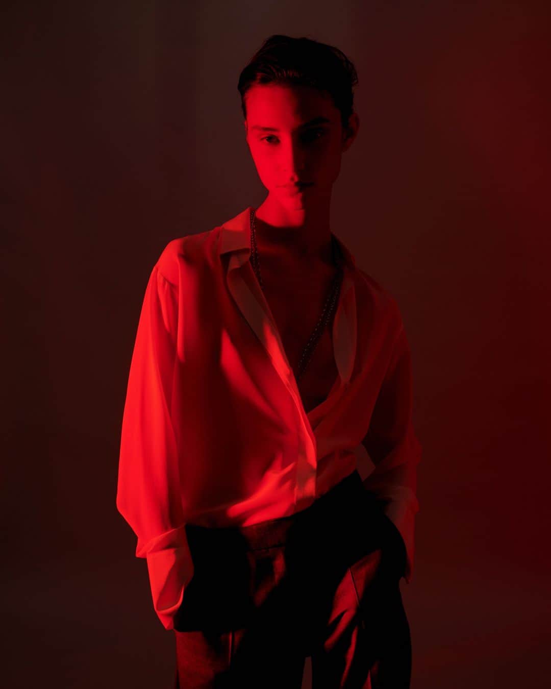 バルバラ ビュイさんのインスタグラム写真 - (バルバラ ビュイInstagram)「RED LIGHT FOR A WHITE SHIRT⁣ photo @ecoutecherie⁣ model @sophiemartynova⁣ #tailoring #barbarabui #fw20 #powerdressing #letailoringbarbarabui」1月9日 17時00分 - barbarabuiofficial