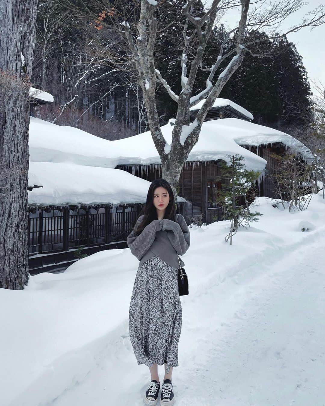 のインスタグラム：「🥶🥶❄️ セットアップは @fifth_store です☃️ 60%OFFクーポン使えましたよ🎟 #カシュクールニットワンピースセットアップ  #平均身長コーデ #fifth #フィフス #fifthtl #トレンド #カジュアル #ニットコーデ #スカートコーデ #冬コーデ #ワンピースコーデ #カラーコーデ」