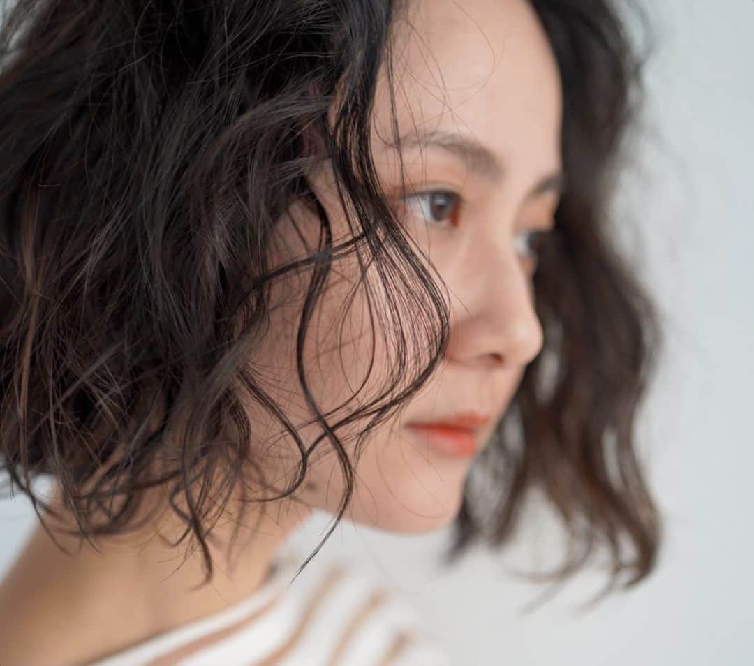 小川琴美のインスタグラム：「🖐」