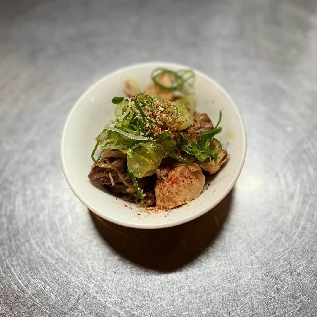 なかの食鶏蛍池店のインスタグラム：「こんばんわ🌟 なかの食鶏蛍池店です🐣  本日もまた一段と気温が低く感じますね🥺 本日のお通しどて煮風になっています！ 熱燗、お湯割りに合う味付けなので ぜひ温まりに来ませんかー？？  本日も元気よく営業しております‼️  当店では換気アルコール等コロナ対策バッチリで営業させて頂いてます✨マスク着用の方だけご協力よろしくお願い致します🥺 尚バイトスタッフも募集受付しているので興味のある方是非気軽にお電話下さい✨✨ 06-6152-5598 ご予約もお待ちしています(^^) #なかの食鶏#焼き鳥#焼鳥#やきとり#宴会#居酒屋#鳥刺し#お造り#名古屋コーチン#食べログ#飯テロ#おいしい#美味しい#大阪グルメ#こだわり#肉スタグラム#食スタグラム#食べるの大好き#食テロ#絶品#ビール#チューハイ#グルメな人と繋がりたい#川西#淡路#蛍池#石橋#十三#蛍池グルメ#大阪空港」