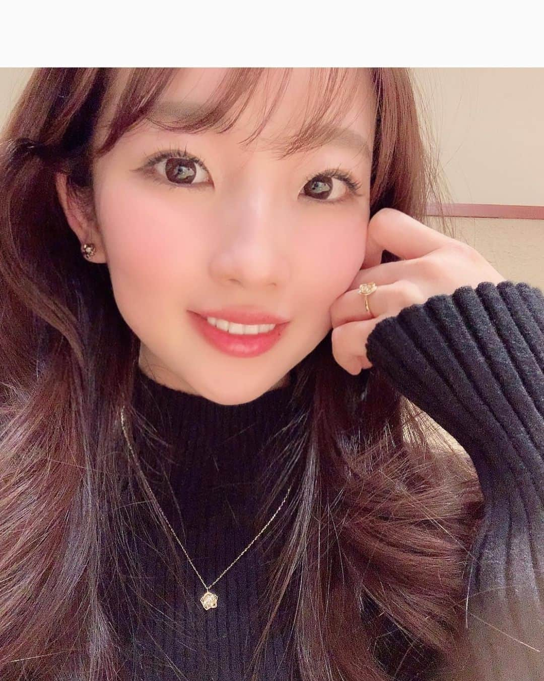 𝐇𝐈𝐍𝐀𝐊𝐎のインスタグラム：「🌸🌸🌸  2021年﻿ 今年もよろしくお願い致します💎﻿ ﻿ 去年はコロナの影響で﻿ 現物資産である金の高騰もある中﻿ たくさんのお客様からのオーダーを﻿ いただき本当に感謝の一年でした🙇‍♀️🌸﻿ ﻿ クリスマス・バレンタイン﻿ ご結婚記念日・プロポーズ﻿ ご出産のご褒美&記念﻿ お誕生日・母の日﻿ ご褒美、記念日など﻿ 特別なシーンにラブイズを﻿お選びいただき 本当に嬉しく光栄で﻿いつも感謝の気持ちでいっぱいです❣️﻿ ﻿ ﻿ "品質の良いもの&長く愛せるもの"﻿ ダイヤモンドジュエリーは﻿ 本当に特別で価値あるものです✨✨﻿ ﻿ ﻿ ﻿ ラブイズのコンセプトは﻿ 【未来への贈り物】﻿ ﻿ "未来の自分へ"﻿ ダイヤモンドは大きなお買い物ですが自己投資でもあり、本物を身につけること、自分に自信がつくような﻿ジュエリーは、似合う自分へと自然に引き上げてくれます🥰✨﻿ 消耗品ではなく、大切な一生物！ 何十年先の未来の自分も愛用していると思いますし、少しずつコレクションすることが目に見えるカタチでの成果、努力の結晶です。 ﻿ また"大切な人へ受け継ぐ"ものとして﻿ 価値あるダイヤモンドジュエリー﻿ 本当に素敵だと思います💎✨﻿ ﻿ ＂未来の自分へ&いつか大切な人へ"﻿ ２つの想いがこのコンセプトに詰まってます。﻿ ﻿ ﻿ このブランドコンセントと﻿ 【世界中の女の子にダイヤモンドを💎】﻿ というラブイズ立ち上げ当初から﻿ 変わらぬ思いで、駆け抜けてきました🏃‍♀️﻿ 改めて、今年も同じ気持ちです😌💓﻿ ﻿ ﻿ ♦︎ネットショップのハードルがありながらも、 オーダーいただけること﻿ ♦︎リピートのオーダーたくさんいただいてること﻿ ♦︎お客様のご感想をいただけることや タグ付け投稿してくださる方もいらっしゃること﻿ その他いろんな場面でお客様からの﻿ 信頼と共に愛情を感じます🙇‍♀️🙇‍♀️🙇‍♀️💕﻿ ﻿ ﻿ ラブイズは店舗がなく﻿ 本来であればジュエリーのための﻿ 什器やセキュリティ、設備費はなし。﻿ オーダーのため、在庫がないため﻿ 上乗せするような在庫維持費もなし。﻿ 人件費もなし。﻿ お手に取れないハードルがありますが、﻿ 『高品質、低価格』が第一です🥰✨﻿ ﻿ ﻿ ﻿ 今はまだまだコロナ禍で見通しがつかないですが﻿ (もちろん予約制で)展示会したいです🥺﻿ 誰もいらっしゃらなかったらどうしよ、、﻿ と不安もありますが、実際に手に取って﻿ いただける機会を﻿つくりたいなと思ってます🙇‍♀️ お客様にお会いしたいです❣️✨✨✨﻿ ﻿ ﻿ 個人的には去年クリスマスコレクションを﻿ ギリギリ出せたことがすごく嬉しいです😣✨﻿ ﻿ ﻿ 皆様のご健康とご多幸を心からお祈りいたします 本年もどうぞよろしくお願い申し上げます🌸」