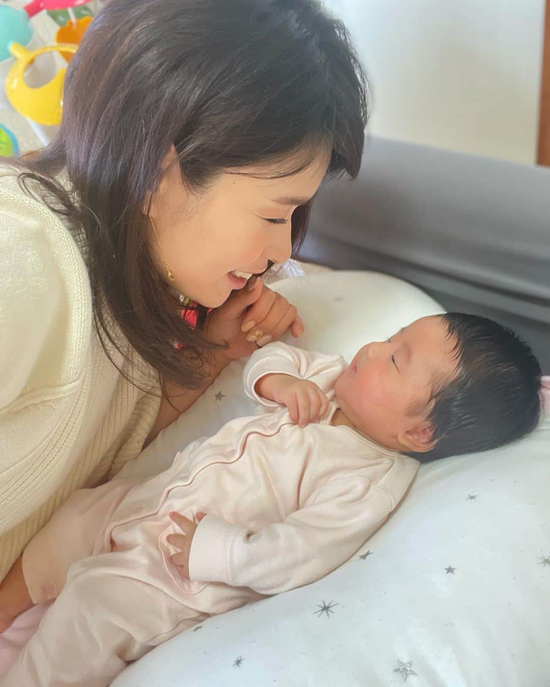 三佐和あやのインスタグラム：「赤ちゃんの目って4ヶ月から カラーになるんですって！ だからまだ、ママの顔もモノトーンなんでしょうね🤭 3人目だけど 初めて知ったのよ、感激✨⤴︎⤴︎  動画はね、最近 ママの口真似をしてくれるのよ。この前までお腹の中にいたのにね、 もうこんなことができるんですね！すごい！！  もうすぐ2ヶ月になるところなのに、 もう新生児のぱくちゃんは抱っこできないんだ！って思うと すでにさみしいくらい 愛おしい！😆💓  今は少し大きめで2歳くらいになったら着れるかなぁ？っていうお洋服も きっとすぐ着れる日がきますね👗🎀  #妊活 #マタニティー #赤ちゃん #ベビー #ベビスタグラム #スマイル #スマイル育児 #育児日記 #育児 #子育てぐらむ #子育てママ #令和2年ベビー」