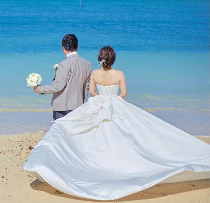 【公式】小さな結婚式さんのインスタグラム写真 - (【公式】小さな結婚式Instagram)「@petit.wedding をフォローしてね♩  #小さな結婚式 をつけてのお写真投稿も大歓迎です♡  こちらの公式IGでリグラムさせていただきます＊  .  沖縄の青い海をバックに 素敵なウェディングフォトが残せます◎ ドレスのスカートが ふわりと風になびいて とっても可愛いですよね♡ . >>#小さな結婚式沖縄イルドレ店 . ———————  #小さな結婚式  #petitwedding  #ラヴィファクトリー #前撮り #結婚式  #プレ花嫁 #卒花  #アットホーム  #少人数 #家族婚  #少人数結婚式  #ウェディング  #wedding #bridal  #weddingdress  #花嫁 #挙式 #結婚式準備 #式場探し  #日本中のプレ花嫁さまと繋がりたい  #結婚式の思い出に浸る会  #結婚準備 #ウェディングドレス #花嫁姿 #ウェディングフォト #前撮り #沖縄花嫁 #ビーチフォト」1月9日 17時22分 - petit.wedding