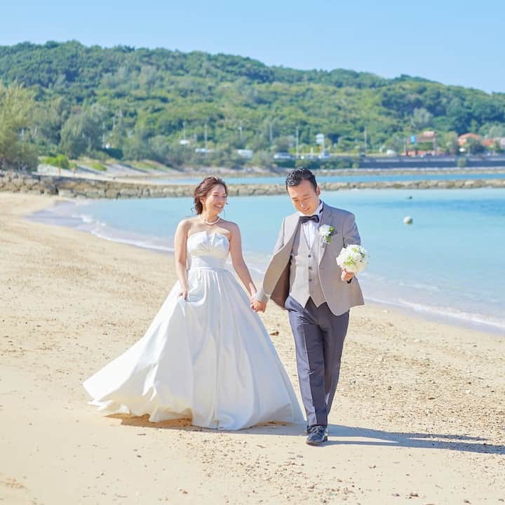 【公式】小さな結婚式さんのインスタグラム写真 - (【公式】小さな結婚式Instagram)「@petit.wedding をフォローしてね♩  #小さな結婚式 をつけてのお写真投稿も大歓迎です♡  こちらの公式IGでリグラムさせていただきます＊  .  沖縄の青い海をバックに 素敵なウェディングフォトが残せます◎ ドレスのスカートが ふわりと風になびいて とっても可愛いですよね♡ . >>#小さな結婚式沖縄イルドレ店 . ———————  #小さな結婚式  #petitwedding  #ラヴィファクトリー #前撮り #結婚式  #プレ花嫁 #卒花  #アットホーム  #少人数 #家族婚  #少人数結婚式  #ウェディング  #wedding #bridal  #weddingdress  #花嫁 #挙式 #結婚式準備 #式場探し  #日本中のプレ花嫁さまと繋がりたい  #結婚式の思い出に浸る会  #結婚準備 #ウェディングドレス #花嫁姿 #ウェディングフォト #前撮り #沖縄花嫁 #ビーチフォト」1月9日 17時22分 - petit.wedding