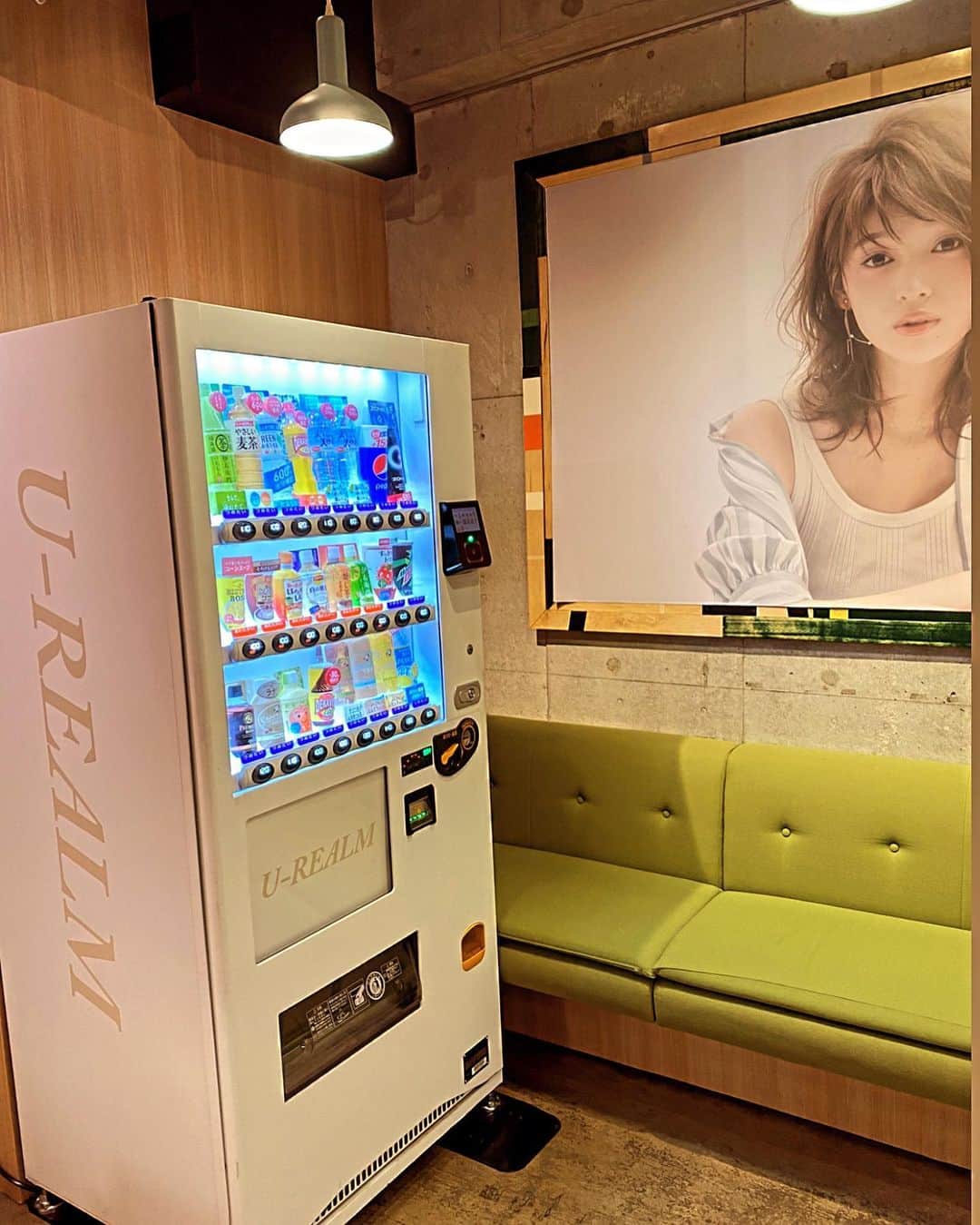 高木裕介のインスタグラム：「自販機でコロナ対策🙇‍♂️ #美容室　#ヘアサロン #美容　#ユーレルム」