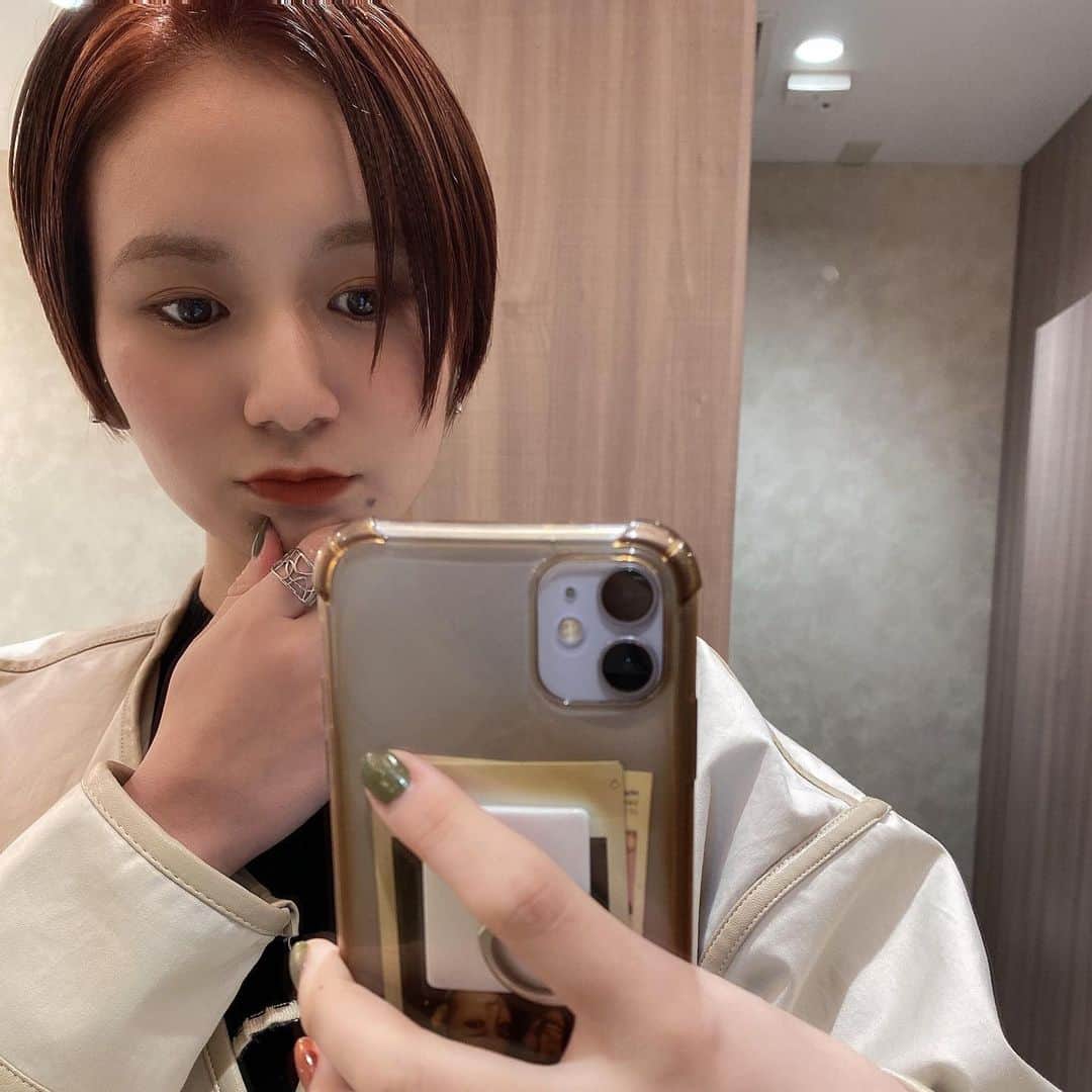 のインスタグラム：「分け目✌︎✌︎✌︎  #アプガ  #ショートカット女子  #オレンジブラウン」