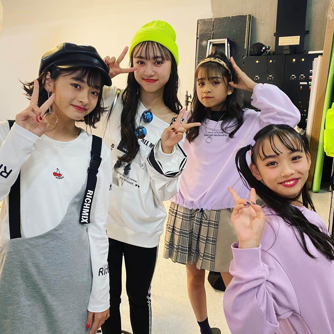 ニコ☆プチのインスタグラム：「. . イケイケスタイルな4人組を発見👀❣️ . #滝口芽里衣 #犬飼恋彩 #有坂心花 #松本麗世 #ニコプチ #プチモ」
