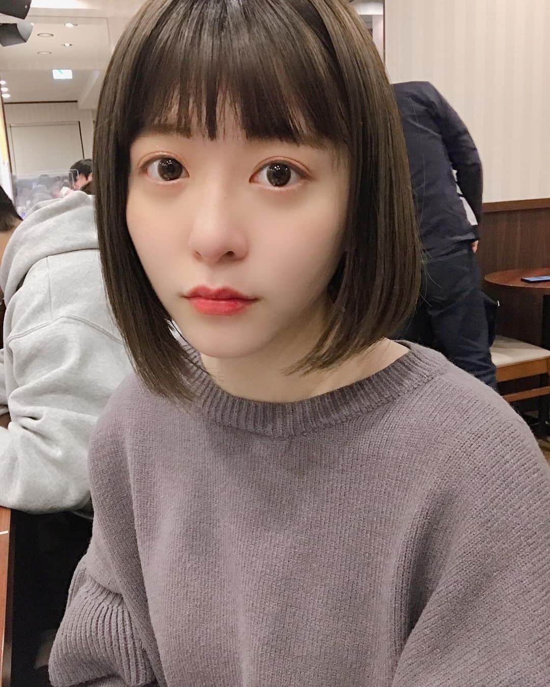 稲岡志織のインスタグラム：「まえがみ﻿ ﻿ #渋谷  #ブリーチ #女子大生 #冬服 #セットアップ #좋아요환영 #오늘의훈녀 #셀카그램 #일상룩 #일상스타그램 #단발머리 #오오티디  #私服 #ootd #ボブ #ボブカラー」
