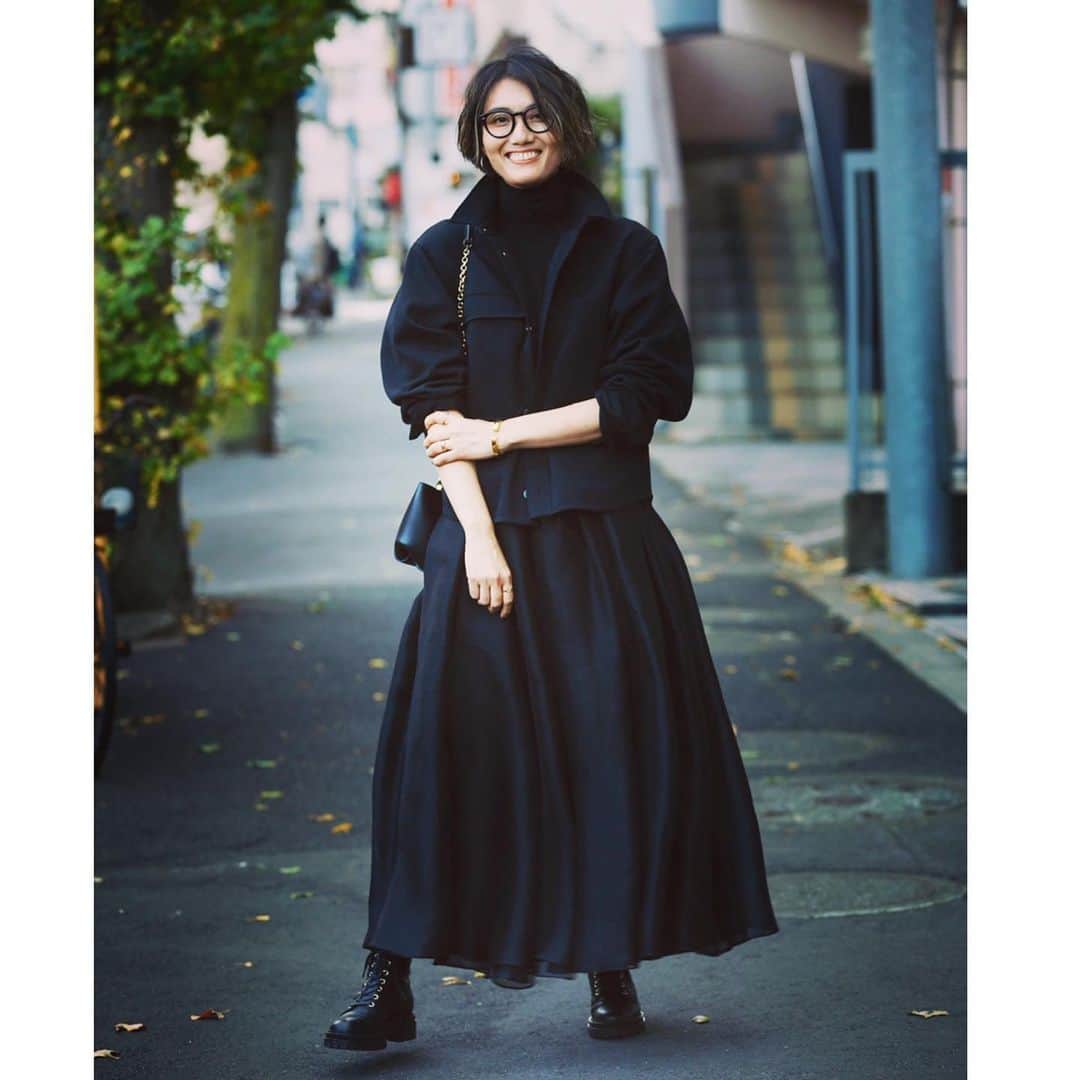 坪田あさみのインスタグラム：「. 最近ハマってるオールブラックコーデ。 素材の違うものを重ねると地味にならない気がします。 現在発売中のマリソル2月号にチラッと 出させていただいてます😊 皆さんのリアルコーデが楽しいスナップが満載です。 よかったらご覧ください🙌🏼 .  #アラフォー#アラサー#アラフォーコーデ #アラサーコーデ #お仕事コーデ #アラフォーol #アラサーol #あらふぃふ #アラフィー　#アラフィーコーデ #アラフィフコーデ#40代ファッション #40代コーデ　#30代ファッション　#30代コーデ　#50代ファッション#50代コーデ #大人コーデ #大人カジュアル」