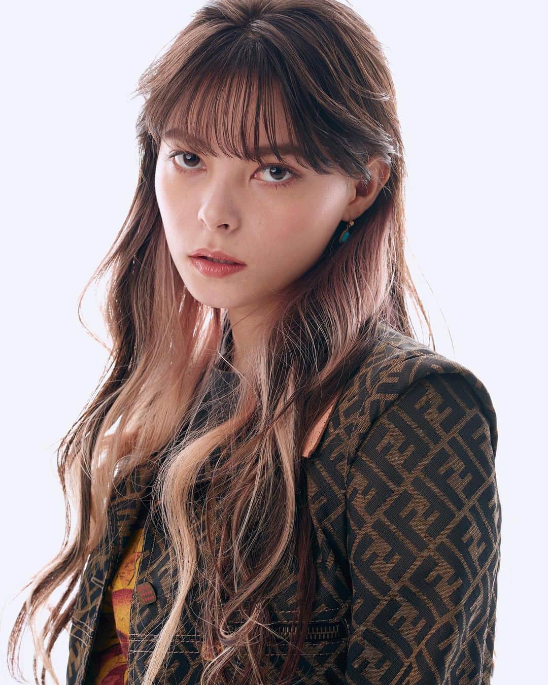 のインスタグラム：「Artist EMMA WAHLIN @iamwahlin  Hair&make 💄 .  . . . @makeover_tokyo  assistant @_nozomi0118_  .  #emmawahlin #artist #makeup#shooting #hairmake #メイクアップ #ヘアメイク#波ウェーブ #tomominakamura」