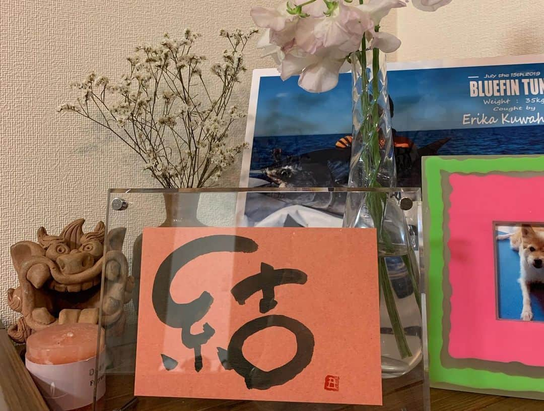 桒原えりかさんのインスタグラム写真 - (桒原えりかInstagram)「“結” が今年の書き初めの文字です！ @naka.tomoka さんに書道や書き初めの話を聞いたり、基礎の練習をしている最中に、 (一瞬瞑想状態に入り？)降ってきました！ . 過去の自分の生き様が集まって形を作り、 捻れて絡まりながらも、つながっていく。 人も時間も目に見えないエネルギーも。 それが人生の時間。命。 . 人生いろんな事がありますよね楽しいこと、辛いこと。 でも、そのうちの何が欠けても、今の自分はなく、どれもかけがえのない時間で、 そんな人生の結びの続きに、これからもたくさんの素敵な方々と素敵な経験に結ばれますように。 そんな願いを込めて書きました💕 . 本当に皆さんの応援があって、何があっても今わたしはここに元気に笑って立っていられるんだなぁと、 日々、思います。 これからも、もっと幸せになるために、 そして、皆さんに小さくても幸せをお届けできるような、 そんな女性になるために、 頑張りますのでこれからも応援よろしくお願いします🙇‍♀️💕 . . #書き初め #2021 #書道 #可愛い #結 #人生 #ありがとう あ、そろそろ幸せな”結”婚もしたいですね🤣？」1月9日 17時32分 - erica._.k89