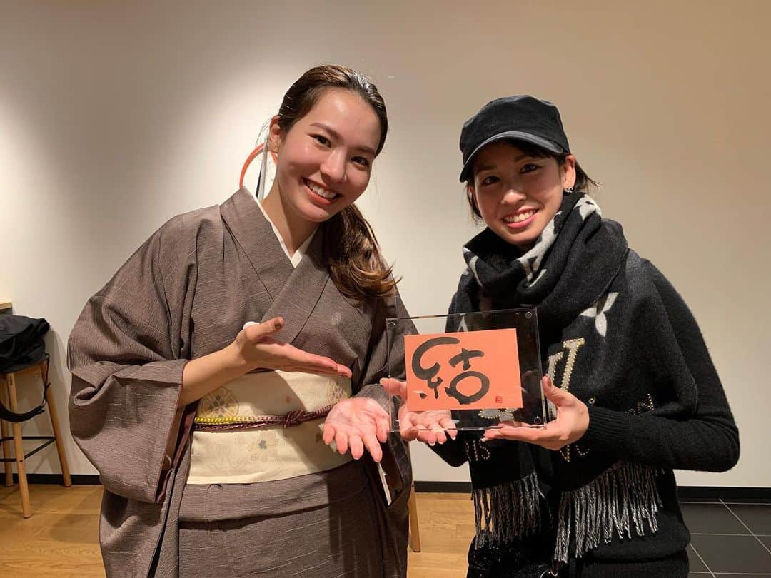 桒原えりかさんのインスタグラム写真 - (桒原えりかInstagram)「“結” が今年の書き初めの文字です！ @naka.tomoka さんに書道や書き初めの話を聞いたり、基礎の練習をしている最中に、 (一瞬瞑想状態に入り？)降ってきました！ . 過去の自分の生き様が集まって形を作り、 捻れて絡まりながらも、つながっていく。 人も時間も目に見えないエネルギーも。 それが人生の時間。命。 . 人生いろんな事がありますよね楽しいこと、辛いこと。 でも、そのうちの何が欠けても、今の自分はなく、どれもかけがえのない時間で、 そんな人生の結びの続きに、これからもたくさんの素敵な方々と素敵な経験に結ばれますように。 そんな願いを込めて書きました💕 . 本当に皆さんの応援があって、何があっても今わたしはここに元気に笑って立っていられるんだなぁと、 日々、思います。 これからも、もっと幸せになるために、 そして、皆さんに小さくても幸せをお届けできるような、 そんな女性になるために、 頑張りますのでこれからも応援よろしくお願いします🙇‍♀️💕 . . #書き初め #2021 #書道 #可愛い #結 #人生 #ありがとう あ、そろそろ幸せな”結”婚もしたいですね🤣？」1月9日 17時32分 - erica._.k89