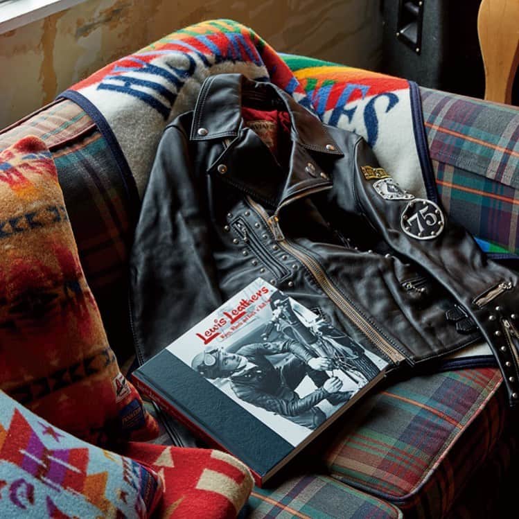 Hysteric Glamourのインスタグラム：「おうち時間を有意義に！大好きなファッションについてもっと深掘りしてみるのはどうでしょう？レザー愛好家、ロック好き、ファッション業界を目指す学生さんなどにもおすすめの一冊をご紹介します。  ＜Lewis Leathers Wings’Wheels and Rock’n Roll vol. 1＞  この写真集はLewis Leathers創設125周年を記念して発行されました。ファッション史的観点から見ても大変貴重な資料です。  Lewis Leathers 代表 Derek Harris と古着ファッション研究の第一人者として知られる田中凛太郎がタッグを組み、いまや遺産ともいえるヴィンテージジャケットの写真を通してLewis Leathersの足跡をたどっています。  Derek Harrisが長年にわたり集めたLewis Leathersに関わるたくさんの資料やカタログも初公開されており、Lewis Leathersファンのみならず、革ジャン好き、ロック好き、ファッション好きにも読み応えのある一冊に仕上がっています。  今回のVol.1は創業当時～1960年代にフォーカスされており、Vol.2も継続して発表される予定です。   本文242頁（オールカラー・ハイレゾ283線） 言語：英語/日本語併記 著者：田中凛太郎 サイズ：256×256mm（SP盤サイズ） 定価6,900円（＋税）  #hystericglamour #lewisleathers #ヒステリックグラマー #히스테릭글래머」