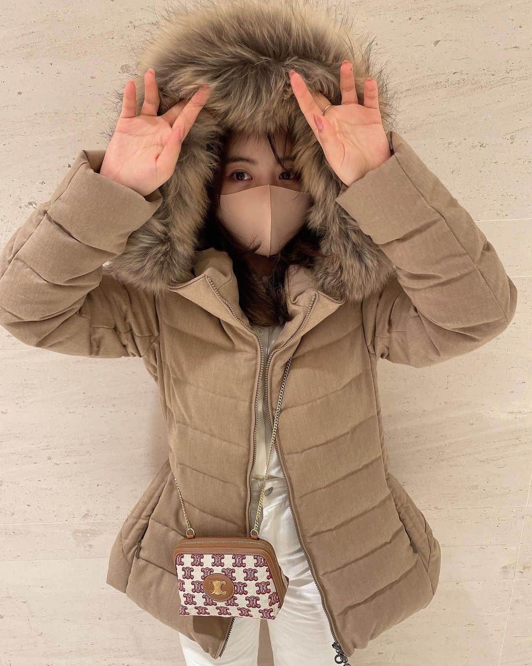 のインスタグラム：「買い出しに お気に入りのアウターを着て❤︎ ずっとアウター探しててやっとゲット🥺 黒とベージュ迷って迷ってベージュにしました。  昨日寒すぎて普段つけない暖房を つけたまま寝たんだけど エアコンって乾燥するよなぁ泣」