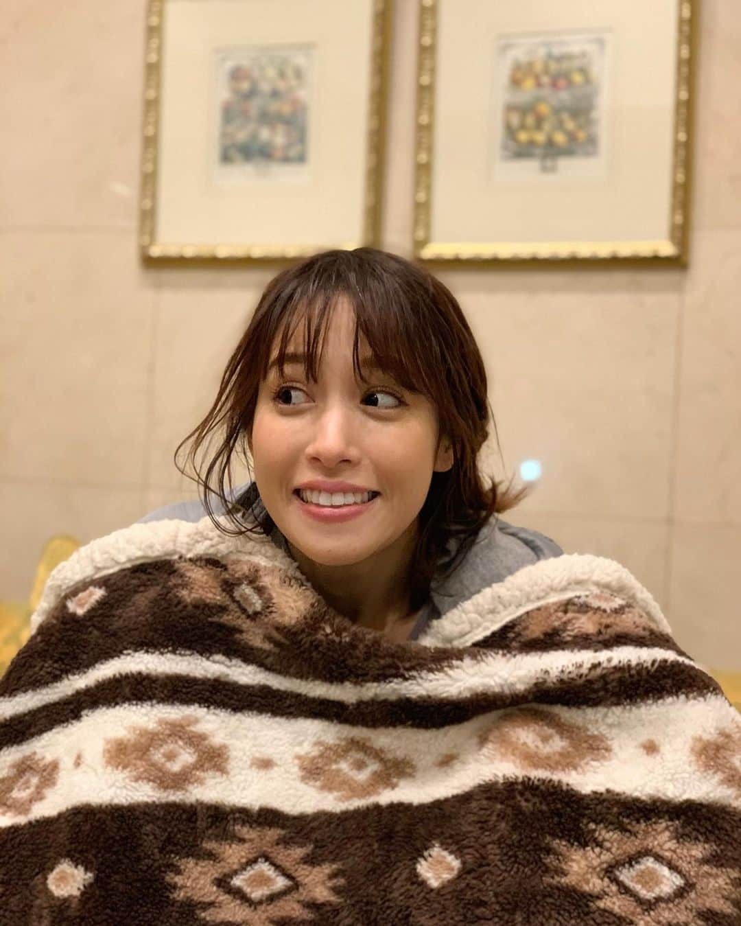 鷲見玲奈さんのインスタグラム写真 - (鷲見玲奈Instagram)「. いよいよ明日は「アプリで恋する20の条件」の放送日！！✨ ドキドキ……  外でのシーンの撮影は歯がカタカタ鳴ってしまうくらい寒くて、ワンカット撮る度に毛布に埋まっていました🥶 体のあらゆるところにカイロを貼ったのですが、それでも足りず😭  ただ、スタッフさん曰く、もっともっと過酷な現場もあるらしいです…！ 冬場に夏のシーンを撮るとか😱ﾋｪｰ!  ドラマって思っていた以上に見えない努力や苦労があるんですね😭  あ！皆さんは純粋にドラマを楽しく見て下さいね！！笑 明日よる10時30分から日本テレビで放送です✨  #アプリで恋する20の条件 #アプ恋」1月9日 17時29分 - sumi__reina