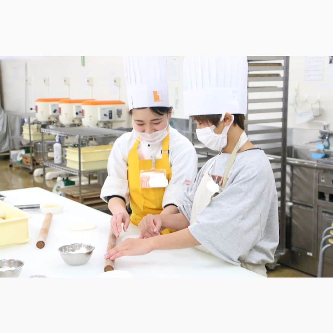 神戸製菓専門学校（公式）さんのインスタグラム写真 - (神戸製菓専門学校（公式）Instagram)「🐮2021年初オープンキャンパス🐮 今日は2021年一発目のオープンキャンパス！今年は#丑年 🐮❗️ということで「牛肉ゴロゴロビーフシチューパン」を作りました😋  生地を薄く伸ばしカップに入れたら発酵へ！発酵させることで発酵前に比べて生地がふんわりと大きく膨らみます🎈  ふわふわに仕上がった生地にたまごサラダ、ビーフシチュー、ゴロゴロ牛肉を贅沢💕にのせ焼き上げました❗️  オーブンを開けた瞬間に良い匂いが広がりました✨見た目も味も間違いなしのパンが完成♪☺️  次回のパン実習が体験できるオープンキャンパスは❗️ ⭐️1/16（土）13:00〜16:30 メロンパンをアレンジした「カメさんメロンパン🐢」  オープンキャンパスのご予約はホームページ、又はLINEから👌  #神戸製菓　#神戸製菓専門学校 #神戸製菓専門学校oc #オープンキャンパス #丑年 #牛肉 #ビーフシチュー #パン #ビーフシチューパン #ブーランジェ #製パン #製菓専門学校 #パン作り #パン作り好きな人と繋がりたい #神戸 #三宮　#三ノ宮　#pattistagram2021」1月9日 17時32分 - kobeseika_info
