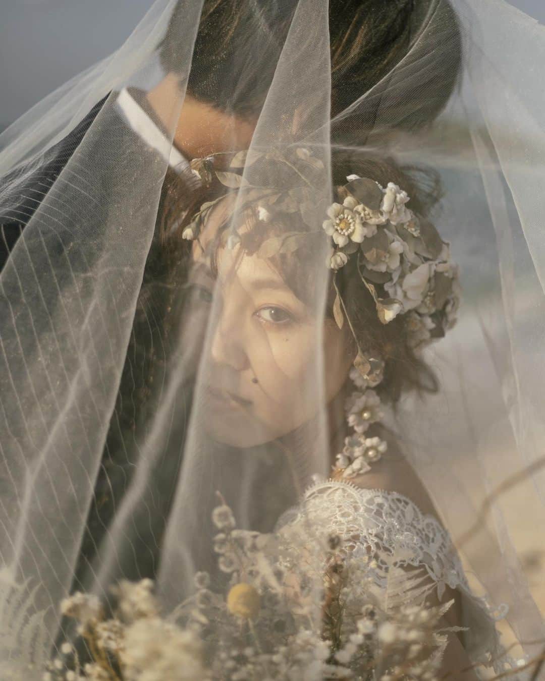 RabichePowのインスタグラム：「あぁー可愛い😍 . @luana_wedding.by_rabichepow  ドラマチックに美しく❤️ . 色んな雰囲気の撮影出来て楽しい♡ . 優しさ、かわいさ、芯の強さ 色んな表現ができると楽しいですね❤️ . 沖縄での挙式、披露宴、フォトウェディング 色んなご相談を頂きますが こんな時だからこそふたりっきりの思い出を 残すチャンス❣️とポジティブに捉え . 結婚式が延期になり モチベーションが下がってしまった新婦様への サプライズやプレゼントにも 是非ご検討くださいね😍 . . #沖縄#フォトウェディング#沖縄リゾートウェディング#ヘアメイク#ルアナウェディング#ラビッシュポー#ウェディングニュース」