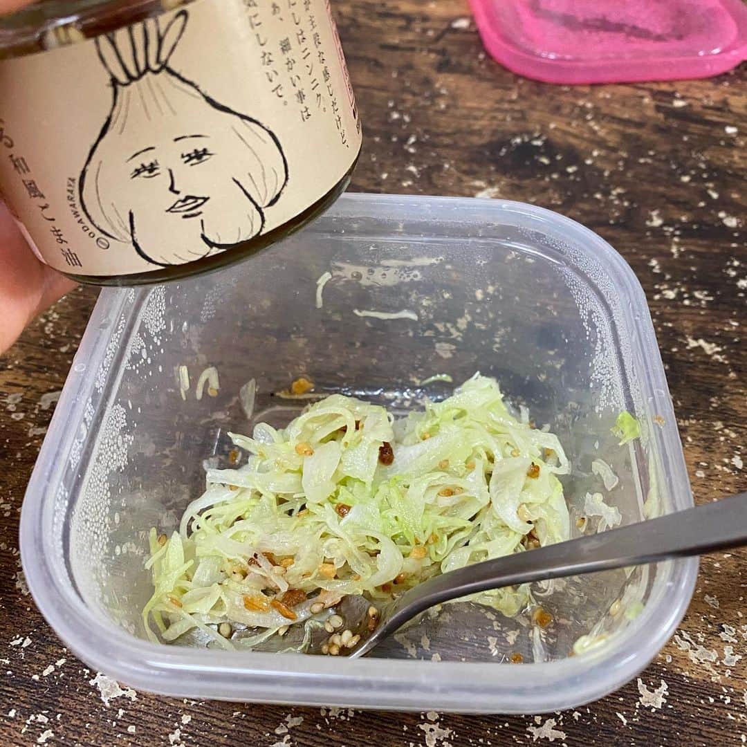 山田しょうこのインスタグラム：「寒くてサラダ食べれないよー って人におすすめのやつ。 『うま塩ホットキャベツ』 キャベツに塩かけてチンして ごま油かけるだけ。 あったかいしごま油の香りが食欲そそるんで この季節におすすめです☺️ 私は『食べる和風ごま油』を使ってます にんにくが香るので食欲倍増パワーもりもり✌️ 食べかけのせたから量少ないけど、もりもり食べれるやつです！！ 冬将軍に打ち勝つぞ〜！！ #サラダ  #サラダレシピ  #食べる和風ごま油  #小田原屋  #キャベツ」