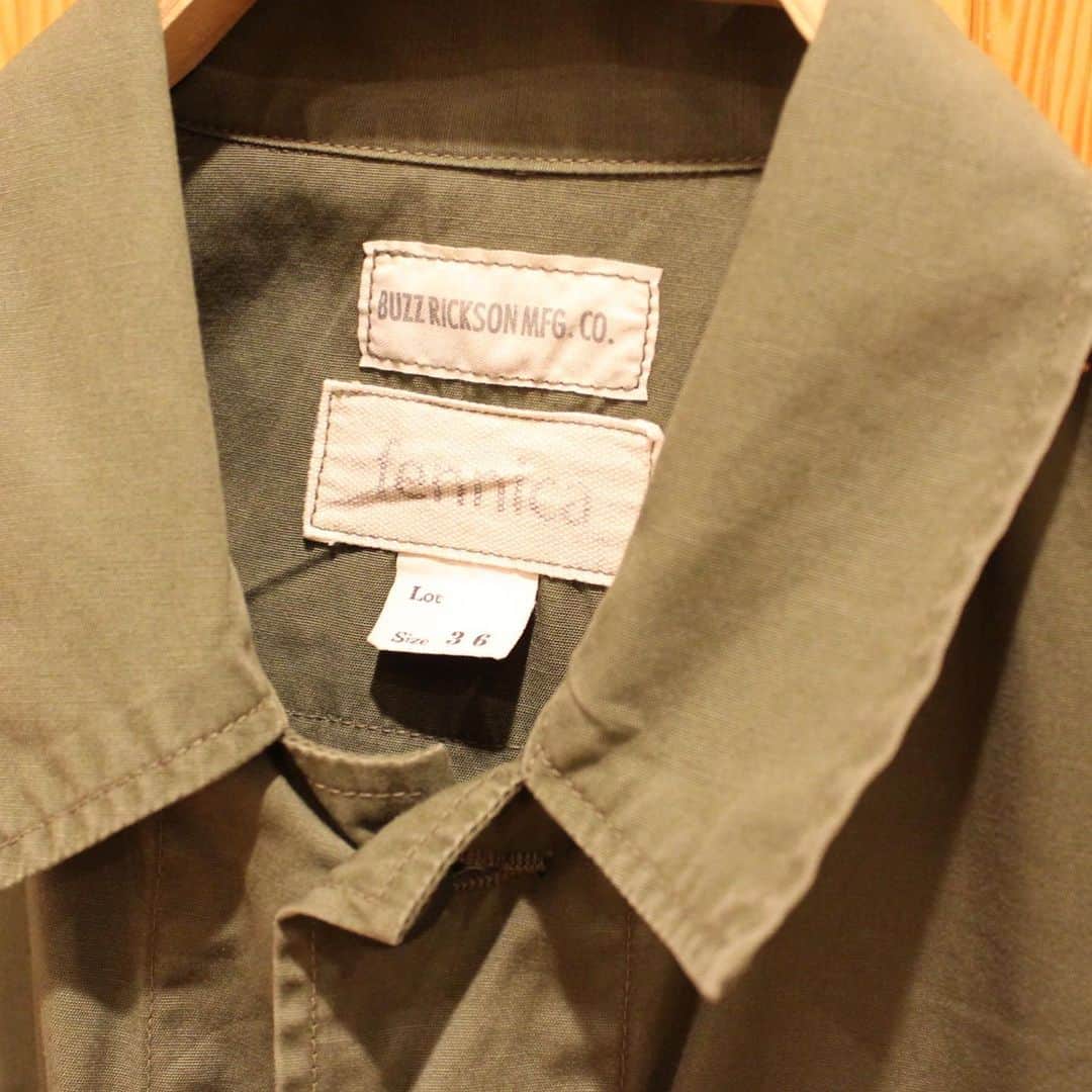 BEAMS JAPANさんのインスタグラム写真 - (BEAMS JAPANInstagram)「【RESTOCK】 ＜BUZZ RICKSON'S＞×＜fennica＞ Jungle Fatigue Jacket Mens&Womes  完売していた“Jungle Fatigue Jacket”のオリーブカラーが再入荷しました！ オンラインショップではご予約受付中。  ポプリン素材で着心地が軽く、今の季節はニットの上から、春・秋にはシャツと重ねれば3シーズン着れます。 前回買い逃した方はお早めに。  スタッフ身長175cm サイズL着用  Item No.6618-0530(Mens) Size:S,M,L,XL ¥22,700+TAX  6618-0529(Womens) Size:XS ¥22,700+TAX  ◆BLACK Item No.6618-0645(Mens) Size:S(他サイズ完売) ¥22,700＋TAX  6618-0646(Womens) Size:XS ¥22,700＋TAX  BEAMS JAPAN 5F @fennica_shinjuku ☎︎03-5968-7304 #buzzricksons #beams #beamsjapan #beamsjapan5th #fennica #fennicastudio」1月9日 17時43分 - beams_japan