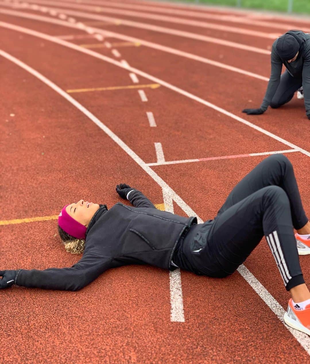 Laviai NIELSENのインスタグラム：「happy weekend!  today I head for my first training camp of the year (finally!!)  3 weeks in Dubai where there’ll probably be more of this recovery position, but with far fewer layers! 🥶」