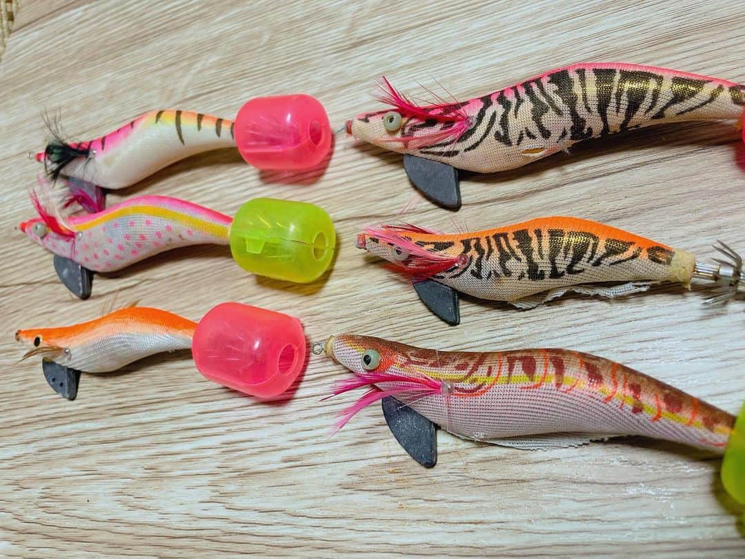 ヤマト（はやぶさ）さんのインスタグラム写真 - (ヤマト（はやぶさ）Instagram)「【唐突擬似餌激写】 魚釣りに使う『ルアー』です。 色鮮やかで可愛いでしょ？ 小さいのはトラウト 大きいエビのような形の物はイカやタコを釣ります。  #はやぶさ #釣り #エギング #今年は釣りに行けますように」1月9日 17時46分 - hayabusa_y