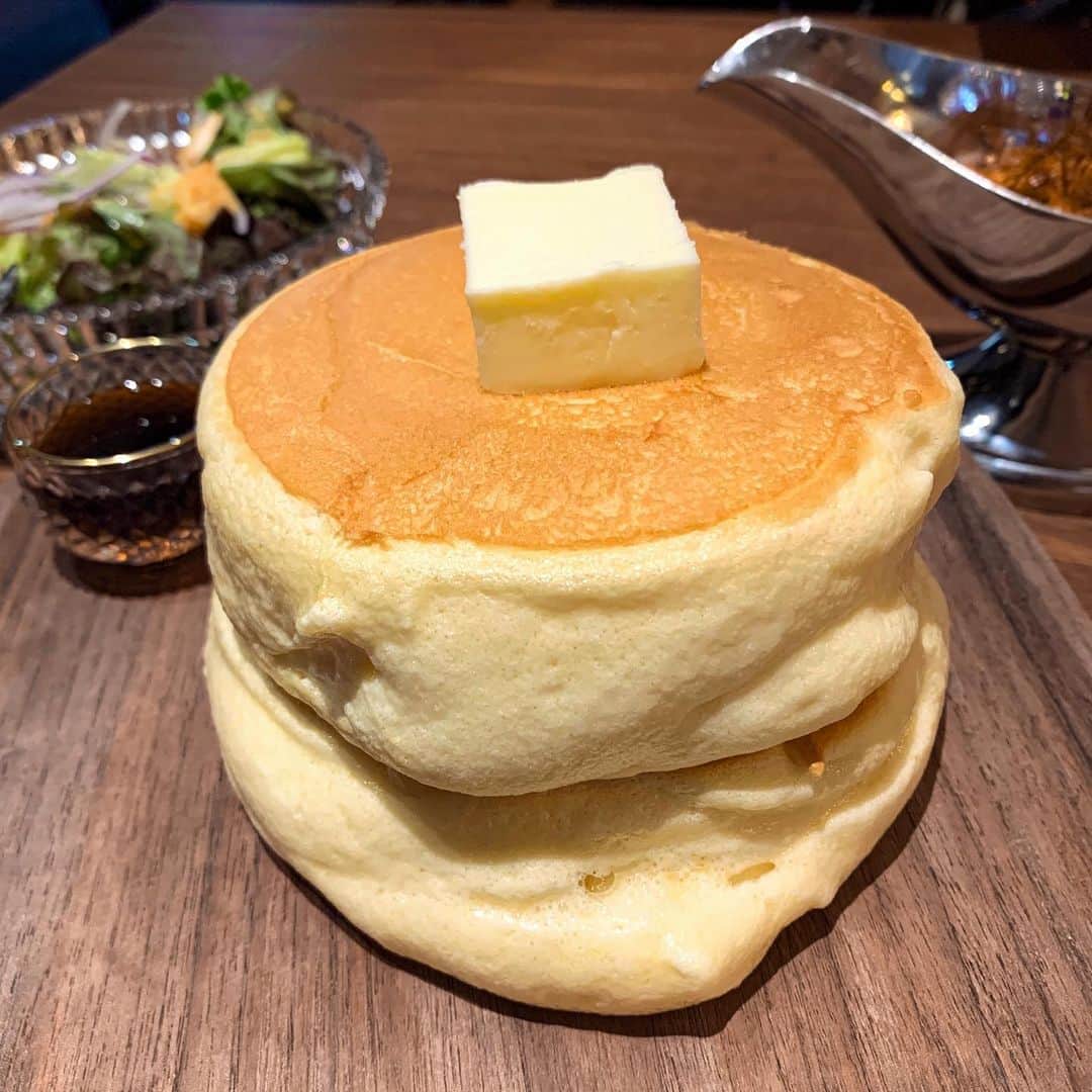 のインスタグラム：「﻿ ﻿ ◆北海道ほっとけーき ボロネーゼ　1,950円(税込)﻿ ﻿ ﻿ 北海道の食材にこだわった“ほっとけーき”が自慢のお店、﻿ 椿サロンでボロネーゼとサラダが付いたほっとけーき！﻿ ﻿ ベーキングパウダー不使用・完全無添加の体にやさしい﻿ 北海道ほっとけーきはぷるんぷるんでふわっふわ♡﻿ ﻿ どーんと大きなバターもたまりません😌💕﻿ さらにほっとけーきの間にはチーズが挟まっていて、﻿ てんさい糖蜜をかけるとあまじょっぱい味が楽しめます。﻿ ボロネーゼをサラダにかけて食べるのもおすすめ！﻿ ﻿ ﻿ 提供期間: 通年﻿ 提供店舗: 椿サロン渋谷店(JR山手線「渋谷駅」より徒歩約7分)﻿ ﻿ ﻿ ‎⋆ ･‎⋆ ･‎⋆ ･‎⋆」
