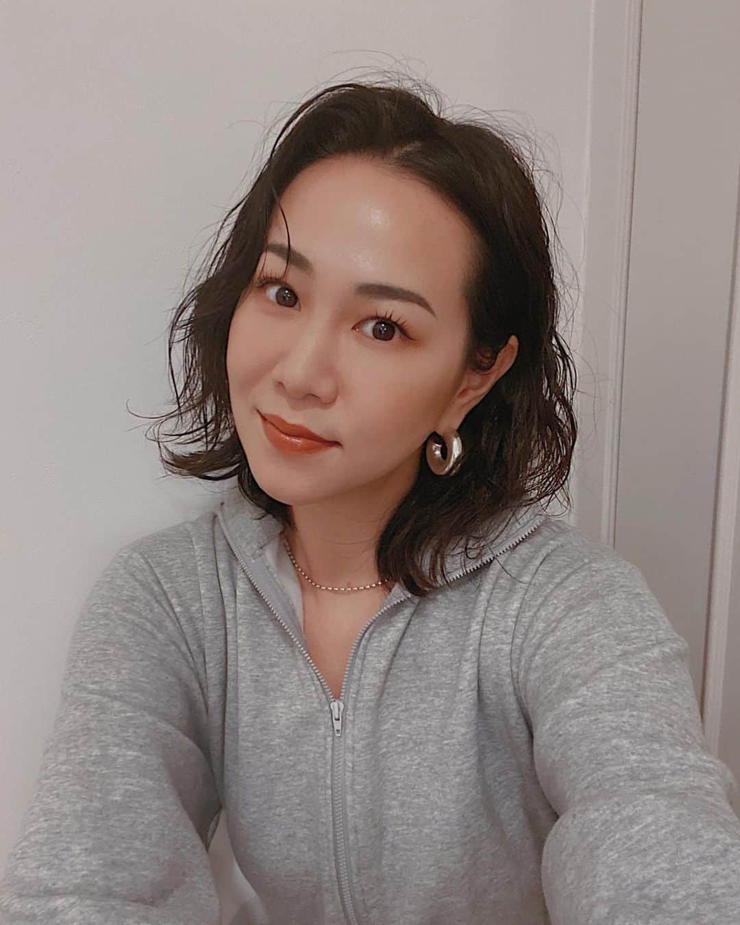須田朱音のインスタグラム：「𝐻𝑎𝑟𝑖𝑐𝑐ℎ𝑖. ﻿ 2021美容始めは、﻿ ﻿ 1 1月から通い始めて5回目の﻿ ﻿ @nakameguro_haricchi さんへ。﻿ ﻿ ﻿ 約2週間ぶりだったんですが、﻿ 肌の質感？弾力？全然違う🥺﻿ ﻿ お肌カチカチだったみたい。﻿ ﻿ 施術後のスッキリ感と、血色の良さ﻿ お肌がもっちもちになりました♡﻿ ﻿ ﻿ やっぱり肌質って大切。﻿ ﻿ 若々しく見える人ってお肌にハリがあって﻿ ﻿ ふわっとしてるよね✨﻿ ﻿ ﻿ 2021年も肌質改善強化していきます🧏🏻‍♀️﻿ ﻿ #肌質改善強化中﻿ #美容始め﻿ #ハリッチ #女優鍼コース #リフトアップ #くすみ #浮腫 @ginza_haricchi」