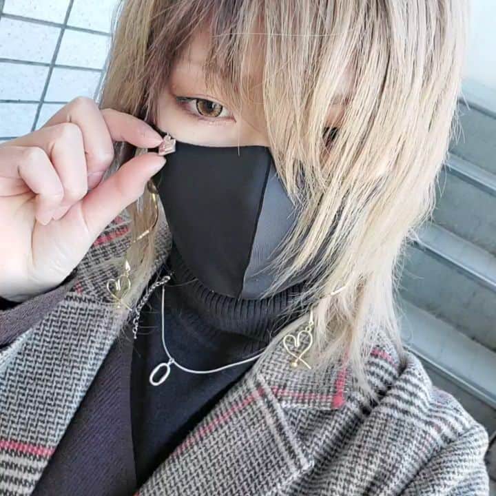 杉浦アヤカのインスタグラム：「銀時さん@gintoki_official のマスクアクセサリーかわい❤ちなみにこれの売上は全て医療機関への寄付になるんだって( ᵒ̴̶̷᷄꒳ᵒ̴̶̷᷅ )🥺⭐ぜひ沢山の人に知ってもらいたい！！ ▶︎https://gintoki.shop/user_data/mask  #銀時 #マスクアクセサリー #寄付」