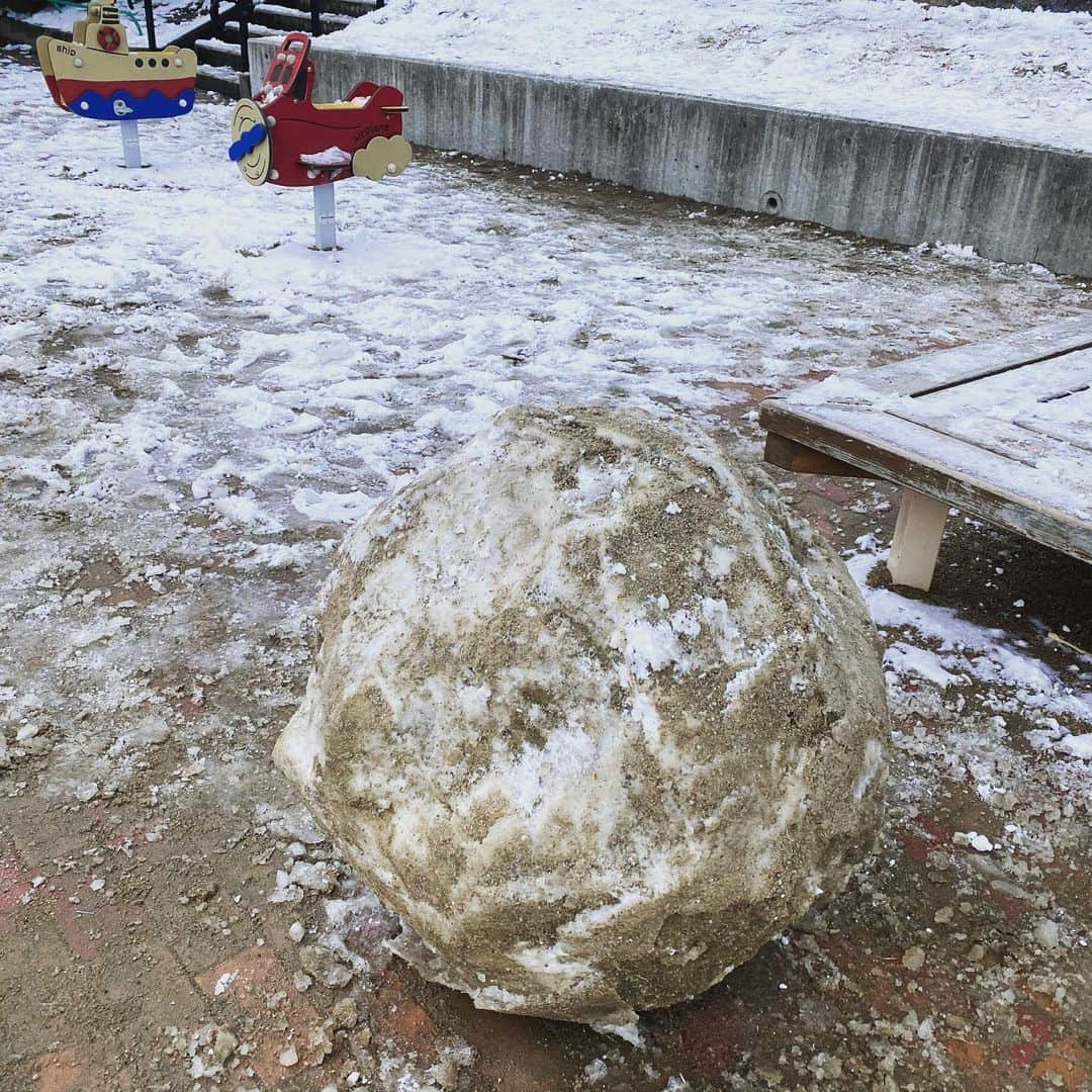 浅香圭（コラゾン）さんのインスタグラム写真 - (浅香圭（コラゾン）Instagram)「近所のお子様達か作った 雪だる‥泥団子！？ww  #雪#らくがき#art#積雪 #イラスト#お弁当#マンガ#アート #漫画#演劇#モデル #イケメン#芸能#画家 #パン#舞台#おやつ#雪だるま #japan#ラーメン #おかず#うどん #snow#泥団子 #グッズ#撮影#training #ヘアスタイル #artwork#映画」1月9日 17時53分 - keiasaka