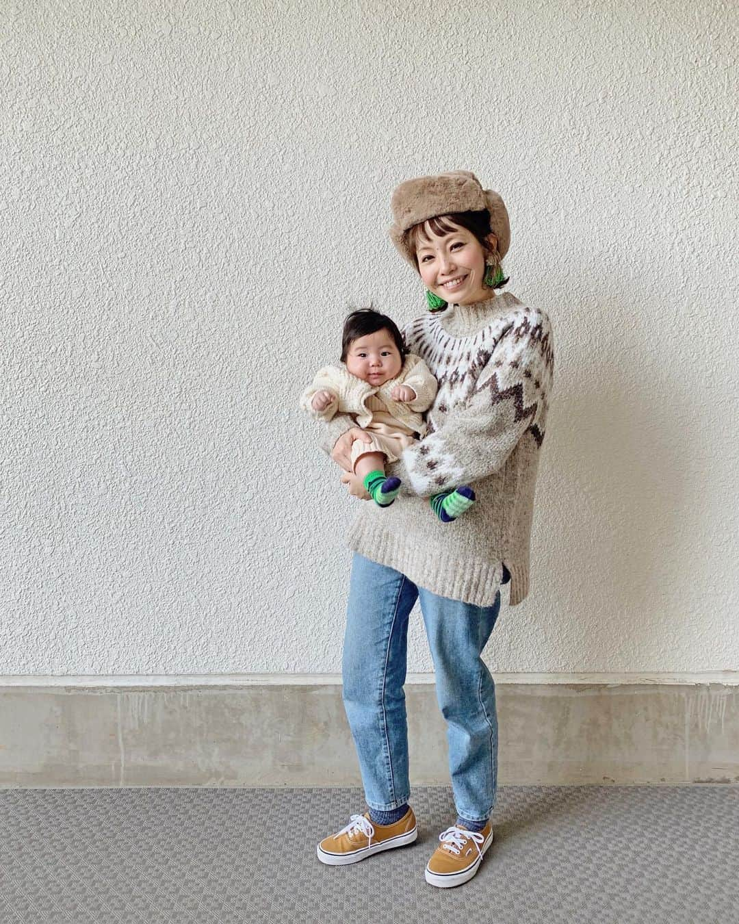 むらたさきさんのインスタグラム写真 - (むらたさきInstagram)「♡♡ ． 冬休みの母と子👶🙋‍♀️♡ ． チェック × ベージュのリンクコーデ🤝🥰 (シューズもおそろい👟♡) ． ． ． 母のコートは今季の @freaksstore_official 🧥✨ ． いつもカーキのアウターばかり選んでしまうので、 ベージュにしてみました🌼👍🥰 ． 少しきれいめなデザインだし…着こなせるのか🤔！？ と心配しつつも、 気分を変えてみたくてチャレンジしたら × フーディーでカジュアルにも着られて、今の気分とも合っとったー🙆‍♀️💘 ． ． (その他の洋服のブランドは写真にタグ付けしました🙏🐻🏷✔︎) ． ． ． ． 流石にもうベストだけでは寒いので、 サンちゃんは＋ユニクロのモコモコアウターを着たりと調整しています☃🥰♨️ ． ． 隣に並んでくれたかと思えば、 「おでの手を離してくれぇ〜🙌😤」とあっちへこっちへトコトコ🚶‍♂️笑 (2、3枚目) ． シャッターチャンスは一瞬📸🕺 ． ． ． ちょうど1年前は、 片脇に収まるサイズ感やったのか〜🥰👶 まん丸肉団子🧆😂💘 (4枚目) ． 大きくなったねぇ♡♡♡ ． 癒しの三男坊・サンちゃん🌿 明日で #1歳4ヶ月 〜〜🎊👏☺️♡ ． ． ． ． ． ． ． ． ． ． ． ． #1歳3ヶ月 #9月10日生まれ #三兄弟 の三男👶 ． #フリークスストア #フリークスストアスタイリング #ウーリーステンカラーコート #freaksstore #156cm」1月9日 17時55分 - muratasaki