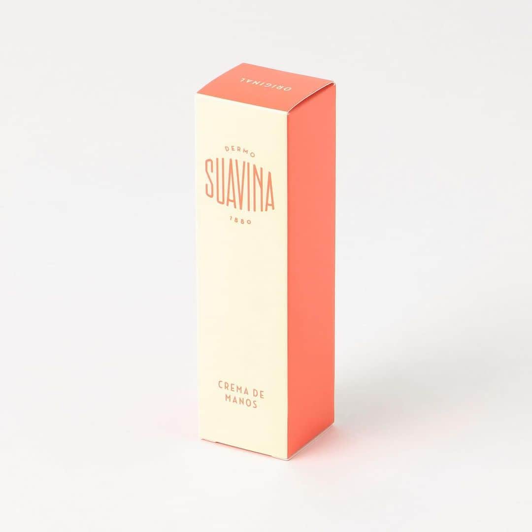 のインスタグラム：「. 『 SUAVINA 』  WOMEN Original Hand Cream 40ml SV_04hand  植物由来のオイルとエキスが豊富な ハンドクリーム。 シアバターによるエモリエント(皮膚からの水分蒸散を防止してうるおいを保持し、皮膚を柔軟にする)作用が、手肌に潤いを与えます。 アルガン油、ココナッツ油、モノイ油、マカダミア油、オリーブ油は、皮膚に浸透し、表皮に水分を保つことで、外部のダメージから皮膚を保護します。 健やかな肌を保つ働きを助けるエキナセアエキスとローズマリーエキス配合。 軽いテクスチャーで素早く馴染み、肌にソフトな感触を与えます。  -SUAVINA(スアビナ)- スペインの小さな町、ビジャレアルにあった薬局の薬剤師が、独自につくっていたハンドメイドの軟膏からスタートしたブランド「スアビナ/SUAVINA」。 地中海の強い日差しによる乾燥対策のためにつくられた、保湿効果の高いスキンケアアイテムです。  気候には恵まれているスペインですが、湿度の低さから季節を問わず年中乾燥しています。 そんな日々の乾燥対策として、スアビナのアイテムは昔から親しまれていました。 今ではスペインの薬局でも販売されており、スペインで知らない人はいないというほど有名です。 ブランドの歴史は長く、1880年の創業から140年間変わらないレシピで製造。 合成香料、防腐材、乳化剤を含まない100%天然エッセンシャルオイルに基づく製法でつくられています。 香りは、柑橘類とメントールのアロマが使われており、どこか懐かしさを感じさせる爽やかで心地よい香りです。  @suavina_japan  @dermo_suavina  #loveless #20aw  #newseason #newarrival  #suavina #skincare #handcream  #ラブレス #ラブレスセレクト」