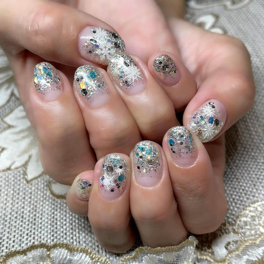 大島麻衣さんのインスタグラム写真 - (大島麻衣Instagram)「NewNail💅 写真で見ると青く光ってるけどシルバーラメでシンプルだけどキラキラなネイルにしてもらいました🤩 新年、指先からも運気が良さそうなネイルですっ😁✌️ #担当ネイリスト handnail→ #赤城あや 氏 footnail→ #高橋せな 氏 @eclat_toranomon  #eclat#eclatnail#toranomon#エクラ#虎ノ門ヒルズ#雪ネイル#冬ネイル」1月9日 18時06分 - maioshima911