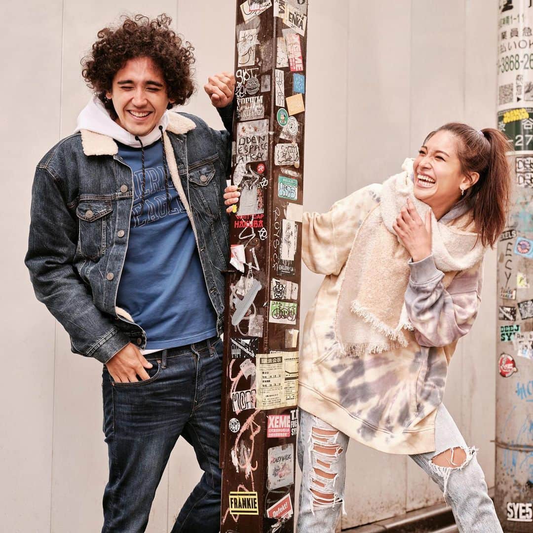 アメリカンイーグルのインスタグラム：「週末は大切な人と一緒にショッピング？2人で楽しくショッピングすれば、心も体も温りますよ😜 公式オンラインストアをチェック⇒www.aeo.jp   ✨✨Be love.Be fun.Be true.Be you✨✨ 公式LINEをフォローしてスペシャルオファーなど様々な情報をゲットしましょう！☺  @yuya__shibusawa @masarosachan_official  #AExME #AEJeans #AE #americaneaglejp #アメリカンイーグル」