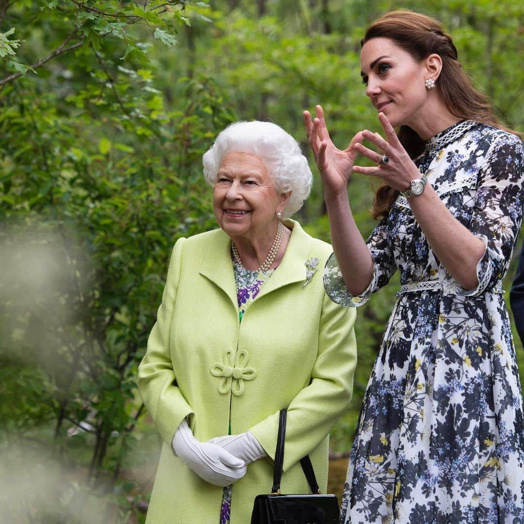 ロイヤル・ファミリーさんのインスタグラム写真 - (ロイヤル・ファミリーInstagram)「Wishing The Duchess of Cambridge a very happy birthday today! 🎂  #HappyBirthdayHRH @kensingtonroyal.  Swipe ⬅️ The Duchess is pictured with Her Majesty The Queen at The Chelsea Flower Show in 2019.」1月9日 17時58分 - theroyalfamily