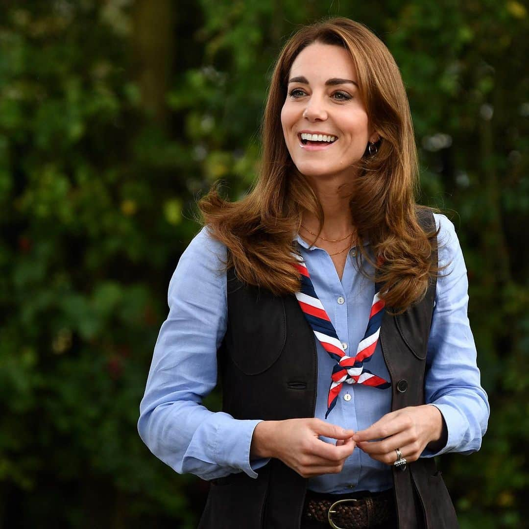 ロイヤル・ファミリーさんのインスタグラム写真 - (ロイヤル・ファミリーInstagram)「Wishing The Duchess of Cambridge a very happy birthday today! 🎂  #HappyBirthdayHRH @kensingtonroyal.  Swipe ⬅️ The Duchess is pictured with Her Majesty The Queen at The Chelsea Flower Show in 2019.」1月9日 17時58分 - theroyalfamily