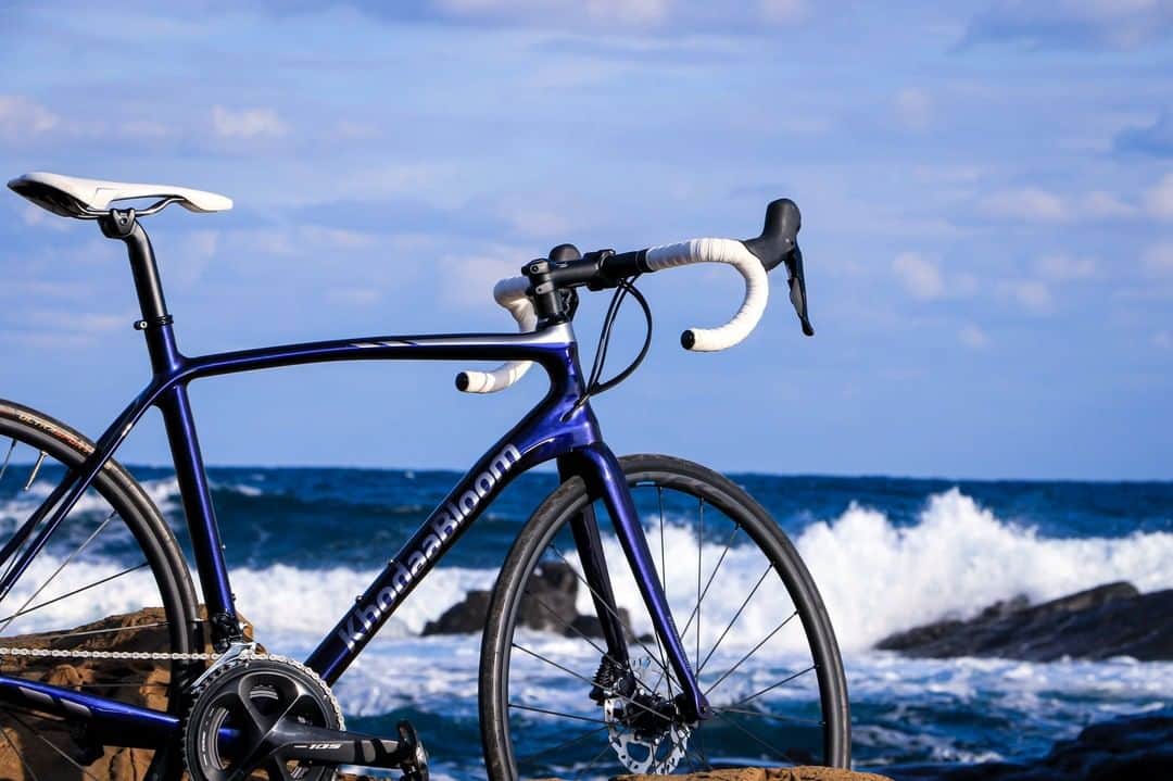 KhodaaBloomのインスタグラム：「あの日、走りたいと思った道を次はFARNAと一緒に。 .　 ———————————— ☑FARNA PRO DISC FrameSet (ファーナプロディスク フレームセット) 価格 ￥148,000+税 カラー オーロラブルー 重量 フレーム：1,110g(520mm) フォーク：440g(520mm) サイズ(適応身長) 500mm（160-175cm） 520mm（170-185cm） 540mm（175-190cm） ——————————— .　 #RidesafeRidesolo #KhodaaBloom #FARNA #FARNAPRODISC .　 #コーダーブルーム #ファーナ #道は走り尽くしたか #スポーツ自転車 #自転車生活 #ロードバイク #japancycling #igcjp #自転車のある風景 #自転車好きな人と繋がりたい #fromwhereiride #outsideisfree #cyclingphotography #ポタリング #自転車通勤 #ロードバイクサイクリング #ロードバイクのある暮らし」