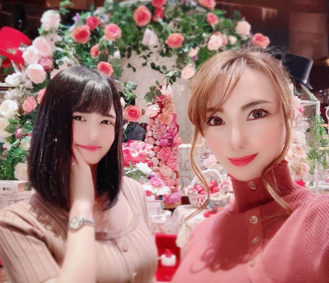 明星優花さんのインスタグラム写真 - (明星優花Instagram)「めるたんと、さきぽことヒルトンスイーツ行ってきました🧁🍰💓 いつも可愛くて大好きな場所😆💕  最近色々忙しくて、どれも中途半端になりがちで💦自分の分身がもう1人いたら… …と、思う今日この頃ww  トラブルも多いし悩んでる暇もないし💦 何事もポジティブに前向きに考えて一生懸命に向き合えば、必ず結果は出るので✨ とにかく物事は前向きに考えて、人生全てを楽しもうと思う🙃  by明星優花  #カフェ #カフェ巡り  #カフェ好き  #カフェ好きな人と繋がりたい  #cafe #ティータイム  #アフタヌーンティー #tea #teatime  #インスタ映え #インスタ映えスポット  #インスタ映えカフェ  #インスタ映えスイーツ  #可愛い #可愛い女の子  #可愛い💕  #可愛いものが好き  #可愛いすぎる #綺麗 #美 #大人可愛い #ホテル #HOTEL #ヒルトン」1月9日 18時00分 - yuka1219yuka