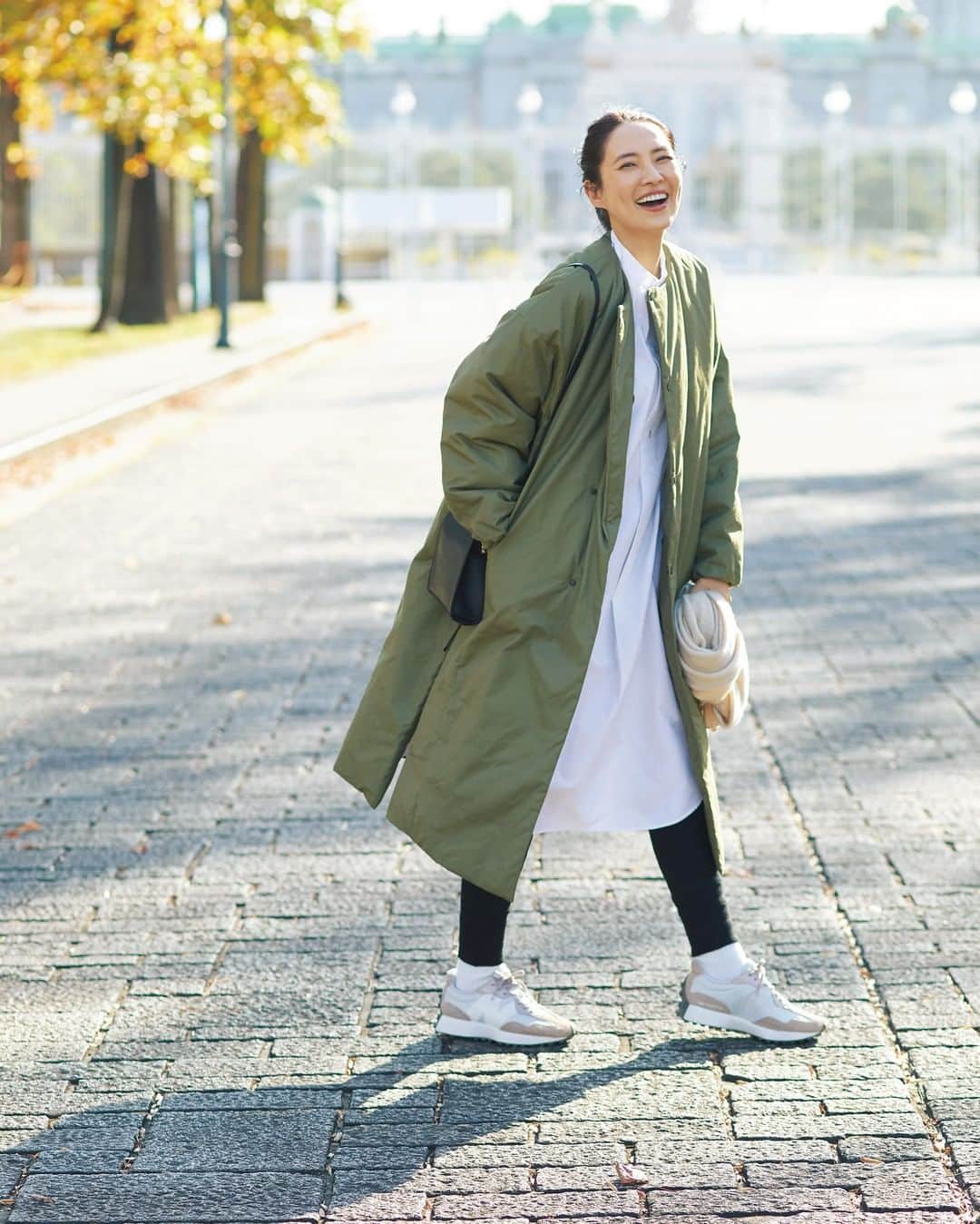 のインスタグラム：「＼ #LEE2月号 PICK UP コーデ! ／  【私らしさを語るドラマチック・スニーカーSnap! 2021】  Naoko Hamajima’s Dramatic Sneakers Story  「ほんのりモードなデザインが スタイルを刷新してくれた！」（#浜島直子 さん）  息子と遊ぶとき、仕事に行くとき、 足入れしやすく気分も上がる「毎日使いのもう一足」を探していたこの秋、 撮影で出会った「#ニューバランス327」はまさに理想。 グラフィカルな横顔と厚底でモードっぽく、 かっこよく決まるんです。 ＂楽だから＂、と履くスニーカーだけれど、 おしゃれの印象は手を抜いていない感じに。 ハイクのダウン、 スタジオニコルソンのバンドカラーシャツで、 衿元をきりりと詰まった感じに仕上げるのが、大人の流儀！  Coat:#HYKE Shirt dress:#STUDIONICHOLSON Knit Pants:#ZARA Bag:#FELISSIMO Stole:#Johnstons  撮影／渡辺謙太郎（MOUSTACHE） ヘア＆メイク／TOMIE（nude.） 取材・文／久保田梓美  ※クレジットのないものはすべて本人私物のため、 すでに購入できないものも含まれています。  #magazinelee #leeweb ㅤㅤㅤㅤㅤㅤㅤㅤㅤㅤㅤㅤㅤㅤㅤ #fashion #ootd #ファッション #コーディネート #コーデ #instagood #今日の服 #今日のコーデ #シンプルコーデ #カジュアルコーデ #冬コーデ #スニーカー #スニーカーコーデ #足もと倶楽部 #足もとくら部」