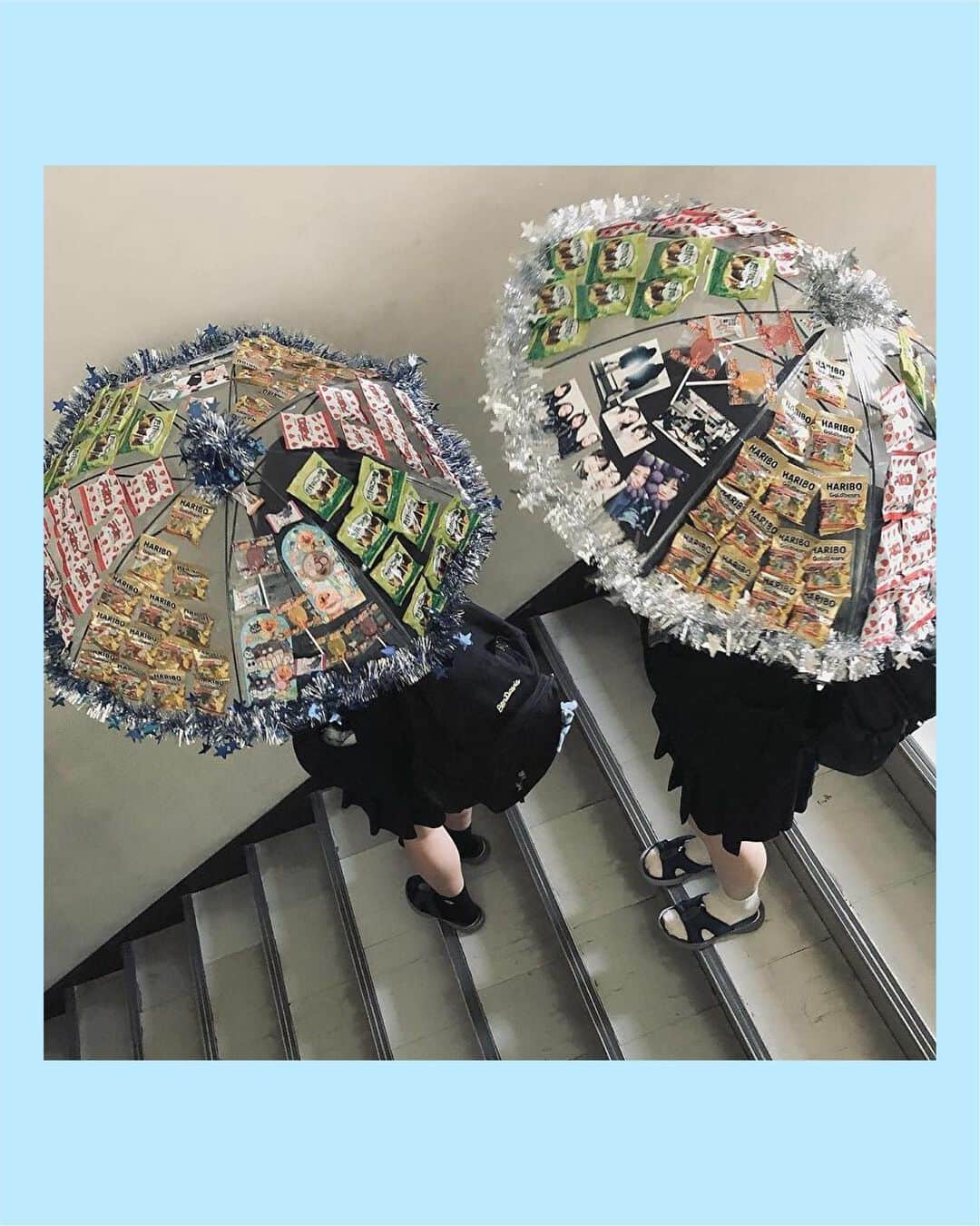 Nom de plumeさんのインスタグラム写真 - (Nom de plumeInstagram)「#お菓子傘 ちょっと変わった誕生日サプライズに “お菓子傘”はいかが❔🤍  友達の好きなお菓子や写真を飾って 世界にひとつだけの傘をプレゼントしちゃおう🎁✳️  モールで傘のフチを飾るのも忘れずに🌟  🎀Photo by🎀 @____mo.59  @o3.___mny  @ru__jsb__i12   −−−−−−−−−−−−−−−−−−−−−−−−−−−−﻿ ﻿ Nomdeplumeで﻿ 紹介させていただける写真を募集中🧚‍♀️💜﻿ 素敵な写真が撮れたら #nomdeplume をつけるか﻿ このアカウントをタグ付けしてね💫﻿ ﻿ −−−−−−−−−−−−−−−−−−−−−−−−−−−− #傘アレンジ #傘デコ #jkの素敵な思い出 #jkにしかできないこと #バースデーサプライズ #誕生日サプライズ #放課後jk #タイムリミット女子高生」1月9日 18時00分 - nomde_official