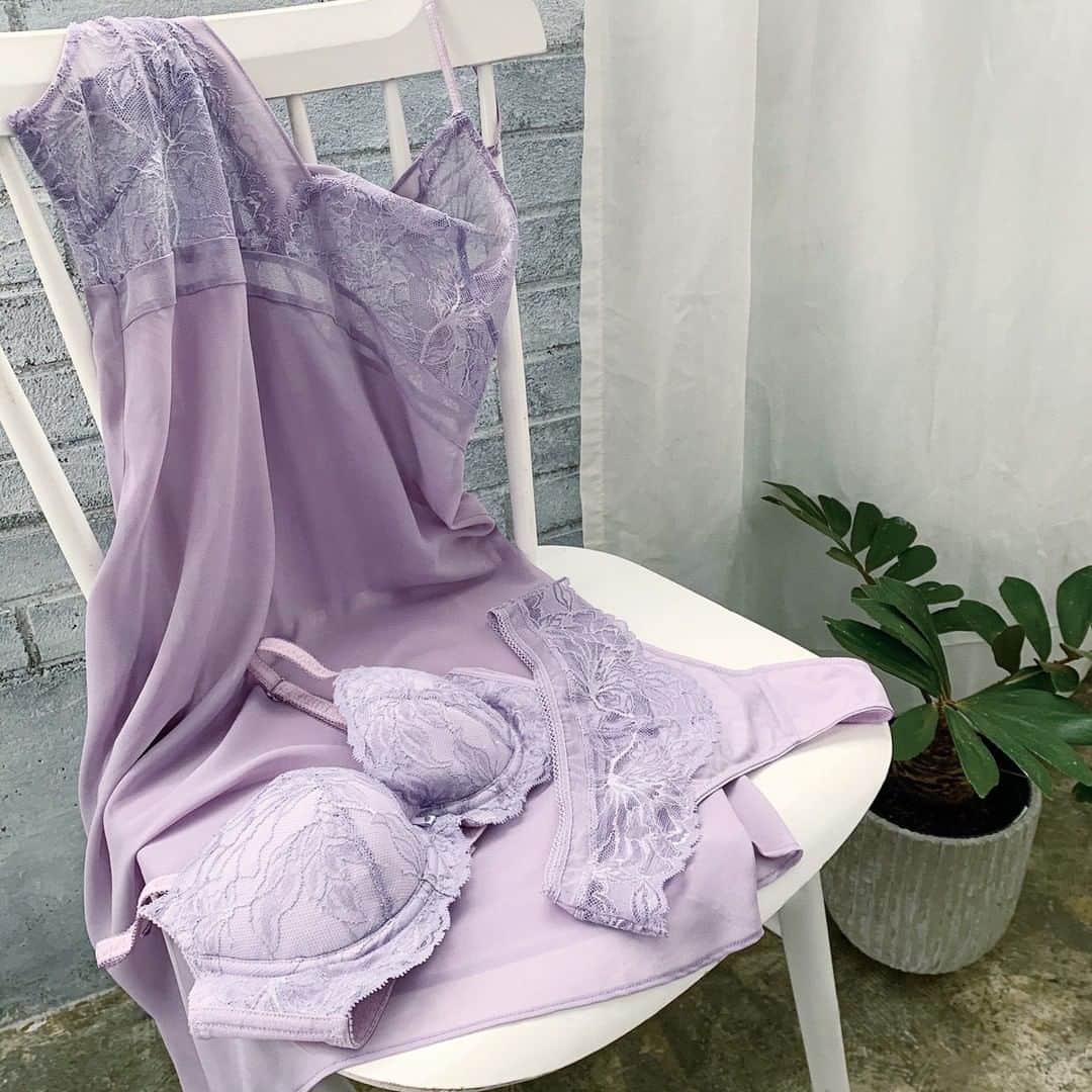 BradelisNewYork/ブラデリスニューヨークのインスタグラム：「BRADELIS Belle 21S1 -STEP2-  花も葉も美しい植物“アフェランドラ”がモチーフ. フェミニンながらも個性的なレースが魅力的なシリーズです.+゜  シックな印象の【ネイビー】 可憐で優しげな【ライラック】 イノセントな【シャンパン】  の3色展開です♡  ぜひチェックしてみてください♪ . . . #ブラデリスニューヨーク #ブラデリス #ブラデリスステップ2 #bradelisnewyork #育乳ブラ #bradelis #育乳 #補整ブラ #補整下着」