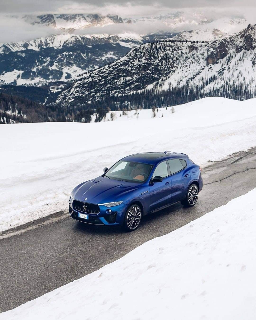 Maserati Japan | マセラティ ジャパンのインスタグラム：「あらゆるディテールが主張する、強烈な個性と存在感。『レヴァンテ トロフェオ』は、デザインという“言語”を通して、マセラティの美を雄弁に語りかけてきます。 レヴァンテ トロフェオの詳細はこちら： https://www.maserati.com/maserati/jp/ja/models/levante  #Maserati #マセラティ  #MaseratiJapan #マセラティジャパン #LevanteTrofeo #レヴァンテトロフェオ」