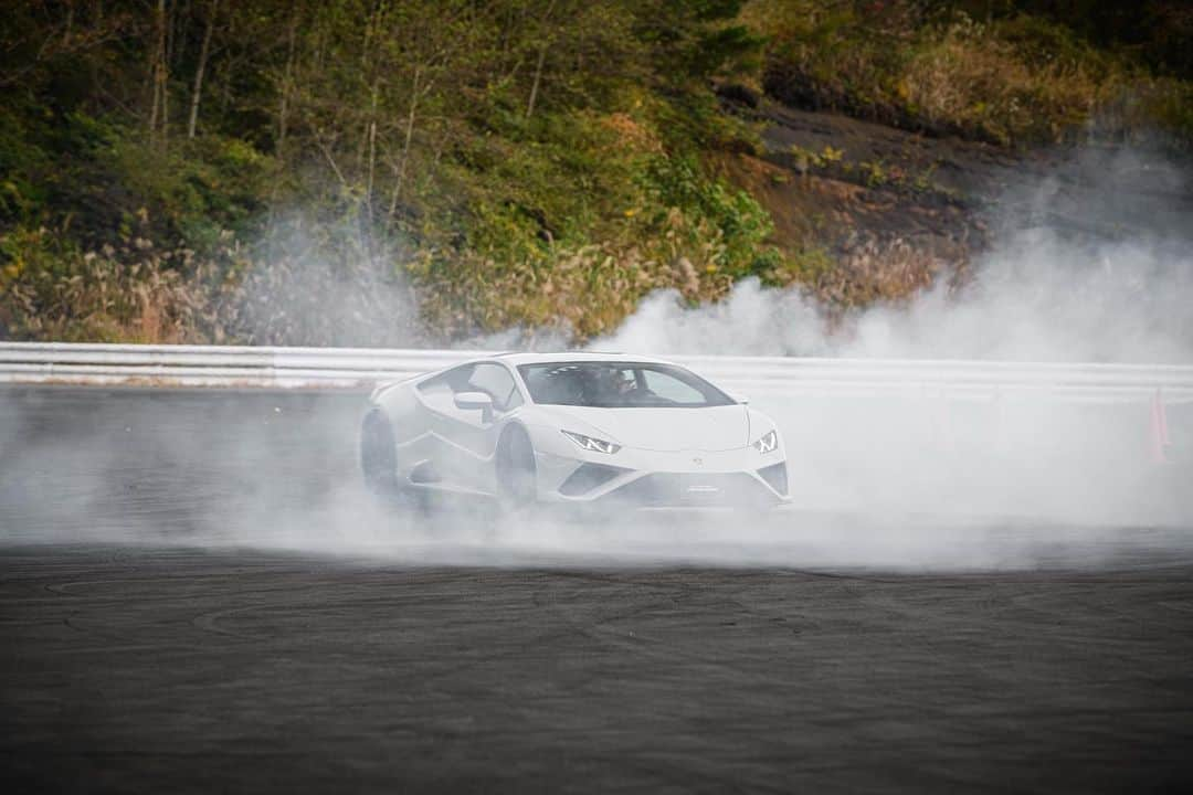 前澤友作さんのインスタグラム写真 - (前澤友作Instagram)「Drift.  #mzsupercar #supercar #sportscar  #lamborghini #lamborghinihuracan #huracanevo #huracanevorwd #drift  #前澤友作スーパーカープロジェクト #スーパーカー #ランボルギーニ #ウラカン #ウラカンEVO  #富士スピードウェイ #ドリフト  #yusakumaezawa #前澤友作 @yusaku2020   Thanks to: #ランボルギーニ麻布 @lamborghiniazabu」1月9日 18時00分 - mzsupercar