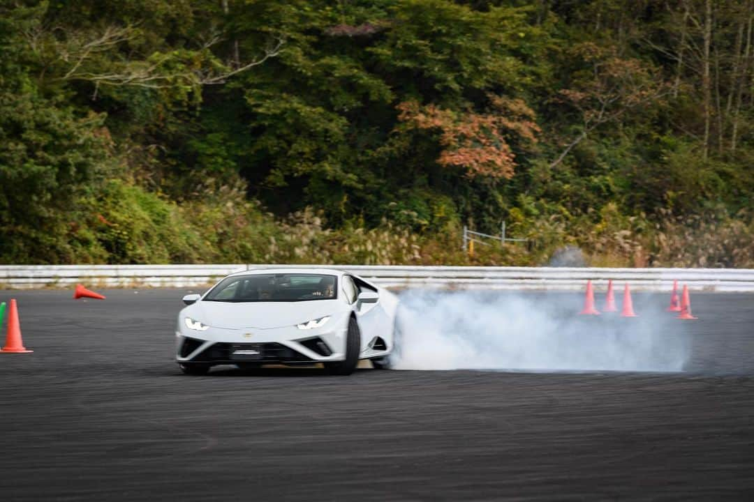 前澤友作のインスタグラム：「Drift.  #mzsupercar #supercar #sportscar  #lamborghini #lamborghinihuracan #huracanevo #huracanevorwd #drift  #前澤友作スーパーカープロジェクト #スーパーカー #ランボルギーニ #ウラカン #ウラカンEVO  #富士スピードウェイ #ドリフト  #yusakumaezawa #前澤友作 @yusaku2020   Thanks to: #ランボルギーニ麻布 @lamborghiniazabu」