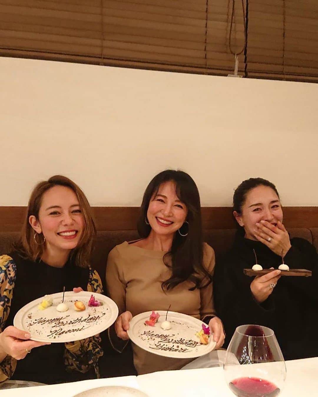 鮎河ナオミのインスタグラム：「今年も同じ誕生日のゆかりちゃん @yucari0108 とお祝いできて嬉しい❣️ Thank you @yucari0108 @kame_kyo @eriko_fujimoto_0802  #birthday #jan8 #love」