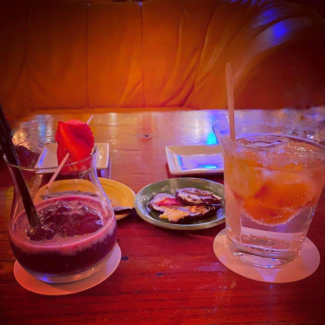 Erenaのインスタグラム：「🍸🍓木苺&金柑🍊🍸 a place to be healed. . お気に入りになった落ち着く隠れ家BAR🌿🍹✨ これ美味しかったなぁ…☺️ . #bar#strawberry#orange#nonalcoholic#cocktail#alcohol#chocolate#music#jazz#木苺#金柑#カクテル#ジン#ウォッカ#アルコール#フルーツ#チョコレート#隠れ家bar#音楽#ファッション#スタイル#アロマ#癒し#時を忘れる空間#また行きたい場所」
