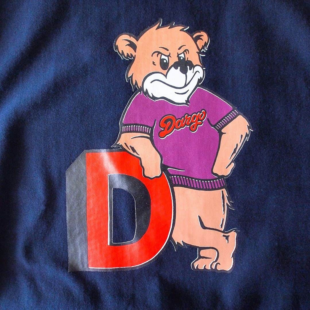 DARGO T-shirt &Sign Artさんのインスタグラム写真 - (DARGO T-shirt &Sign ArtInstagram)「#dargo2020aw 【DARGO】 "College  Bear" Heavy Weight Sweat Shirt. color：NAVY size：S, M, L, XL, XXL OpenEnd Yarn, 12onz Heavy Weight Reverse Weave 水性ラバーインク シルクスクリーン５版構成 ------------------------- 12onz ヘビーウェイト 裏起毛で保温性や耐久性も抜群。真冬時期のインナーから春 / 秋には一枚で着用してもOK. 　 プリントは昔ながらのアメリカのスウェットの雰囲気を意図的に表現するために、熊本市内の専用スタジオにてシルクスクリーンを使い、手刷りで1枚1枚プリントしています。 　 イニシャルにもたれかかったキャンパス系アニマルをモチーフに、オリジナルでイラストを書き起こしました。シルクスクリーンを使い、合計５版構成でハンドプリントで施しています。 ------------------------- DARGO Hand Screen Printed T-shirt Printed in Kumamoto, Japan. ------------------------- #dargojapan #dargo2020aw #dargo2021ss #kumamoto #vintagestyle  #california #californiastyle #熊本 #熊本市 #熊本tシャツ #アメカジ #カリフォルニアスタイル #シルクスクリーン #スウェットシャツ #アメカジスタイル #ダーゴ」1月9日 18時05分 - dargo_japan